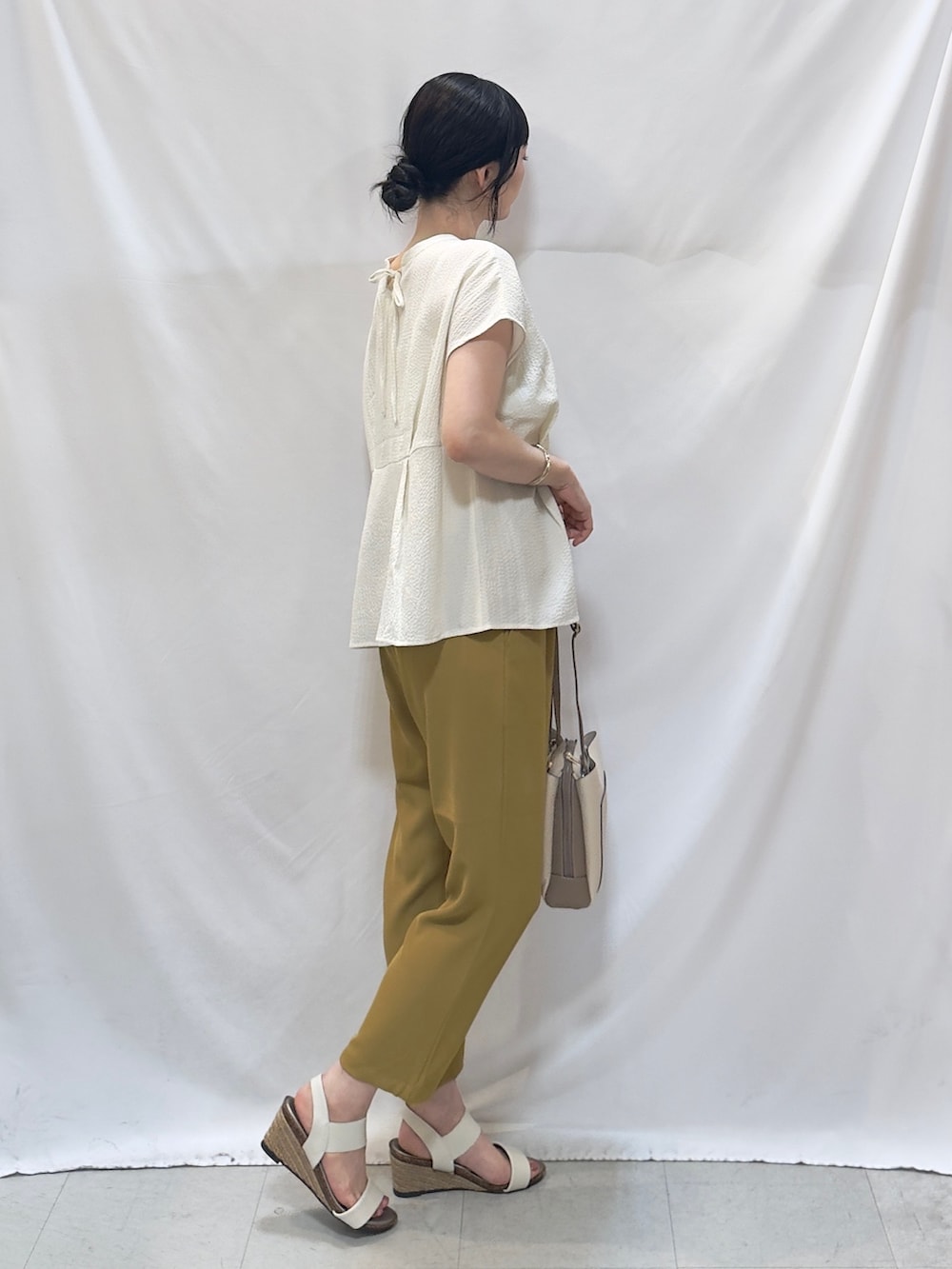 ホワイト系のシャツ/ブラウス、イエロー系のその他パンツ、ホワイト系のサンダルを着用したレディースの夏コーディネートの3枚目の写真