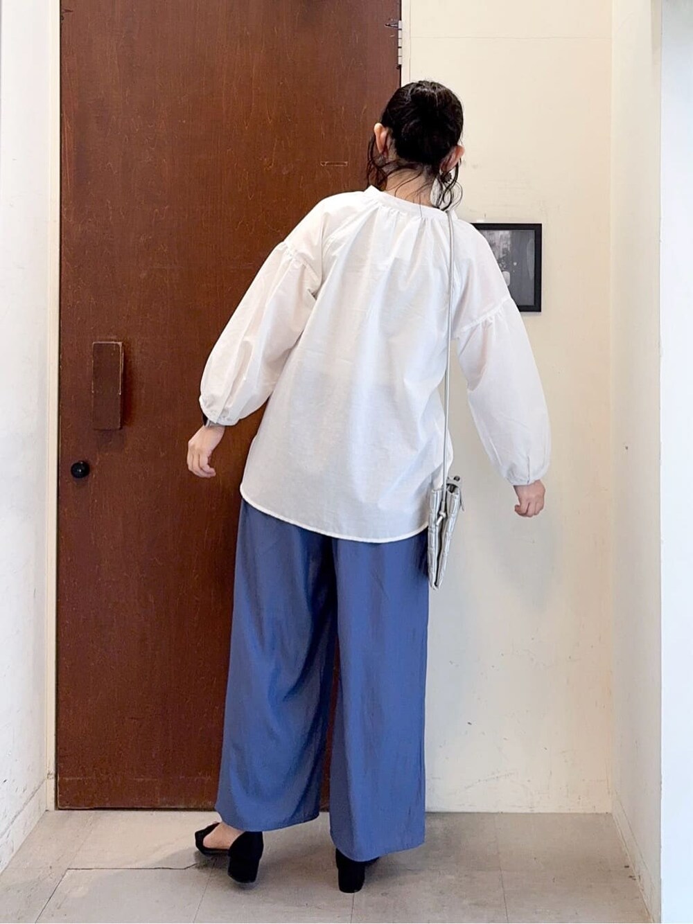 ホワイト系のシャツ/ブラウス、ベージュ系のタンクトップ、ブルー系のその他パンツを着用したレディースの春コーディネートの4枚目の写真