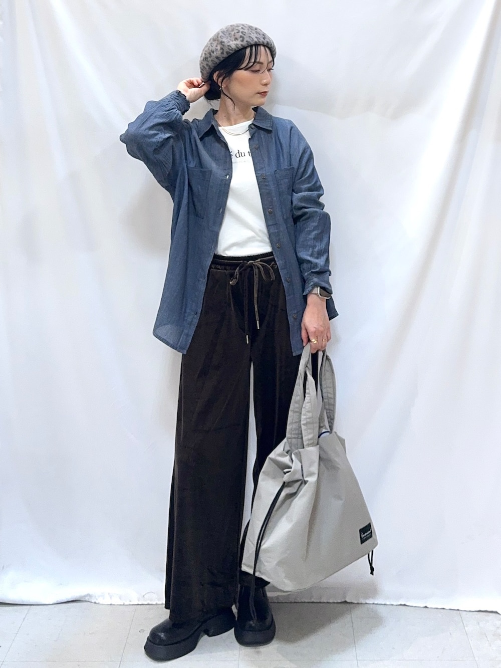 ブルー系のシャツ/ブラウス、ホワイト系のTシャツ/カットソー、ブラウン系のその他パンツを着用したレディースの秋コーディネートの4枚目の写真