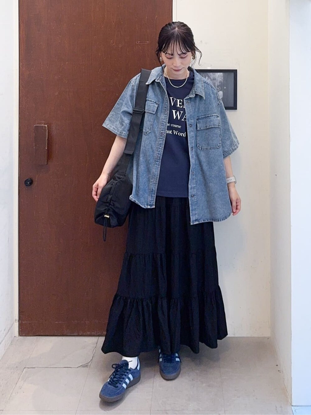 ブルー系のシャツ/ブラウス、ブルー系のTシャツ/カットソー、ブラック系のスカートを着用したレディースの夏コーディネートの2枚目の写真