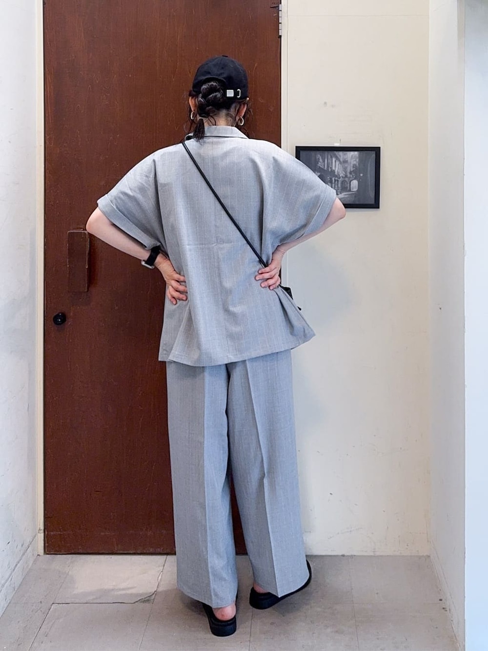 グレー系のテーラードジャケット、ピンク系のTシャツ/カットソー、グレー系のその他パンツを着用したレディースの春コーディネートの4枚目の写真