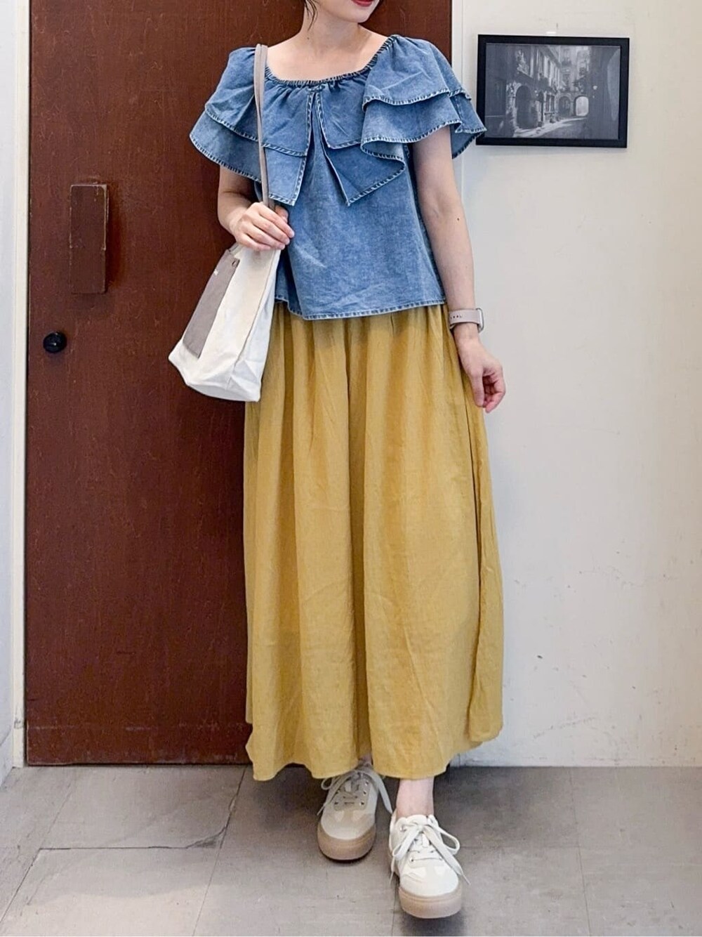 ブルー系のシャツ/ブラウス、イエロー系のその他パンツ、ベージュ系のスニーカーを着用したレディースの秋コーディネートの5枚目の写真