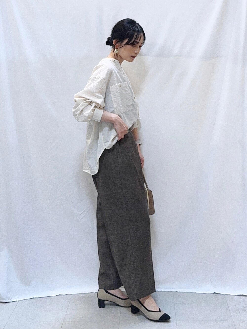 ベージュ系のシャツ/ブラウス、ブラウン系のその他パンツ、ブラウン系のショルダーバッグを着用したレディースの秋コーディネートの2枚目の写真