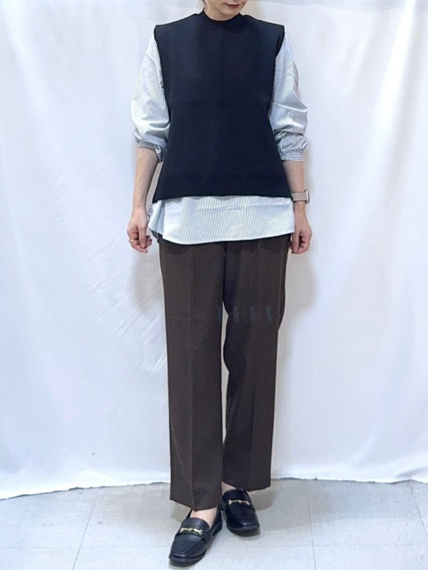 グリーン系のカーディガン/ボレロ、ブラック系のニット/セーター、ブラウン系のその他パンツを着用したレディースの秋コーディネートの9枚目の写真