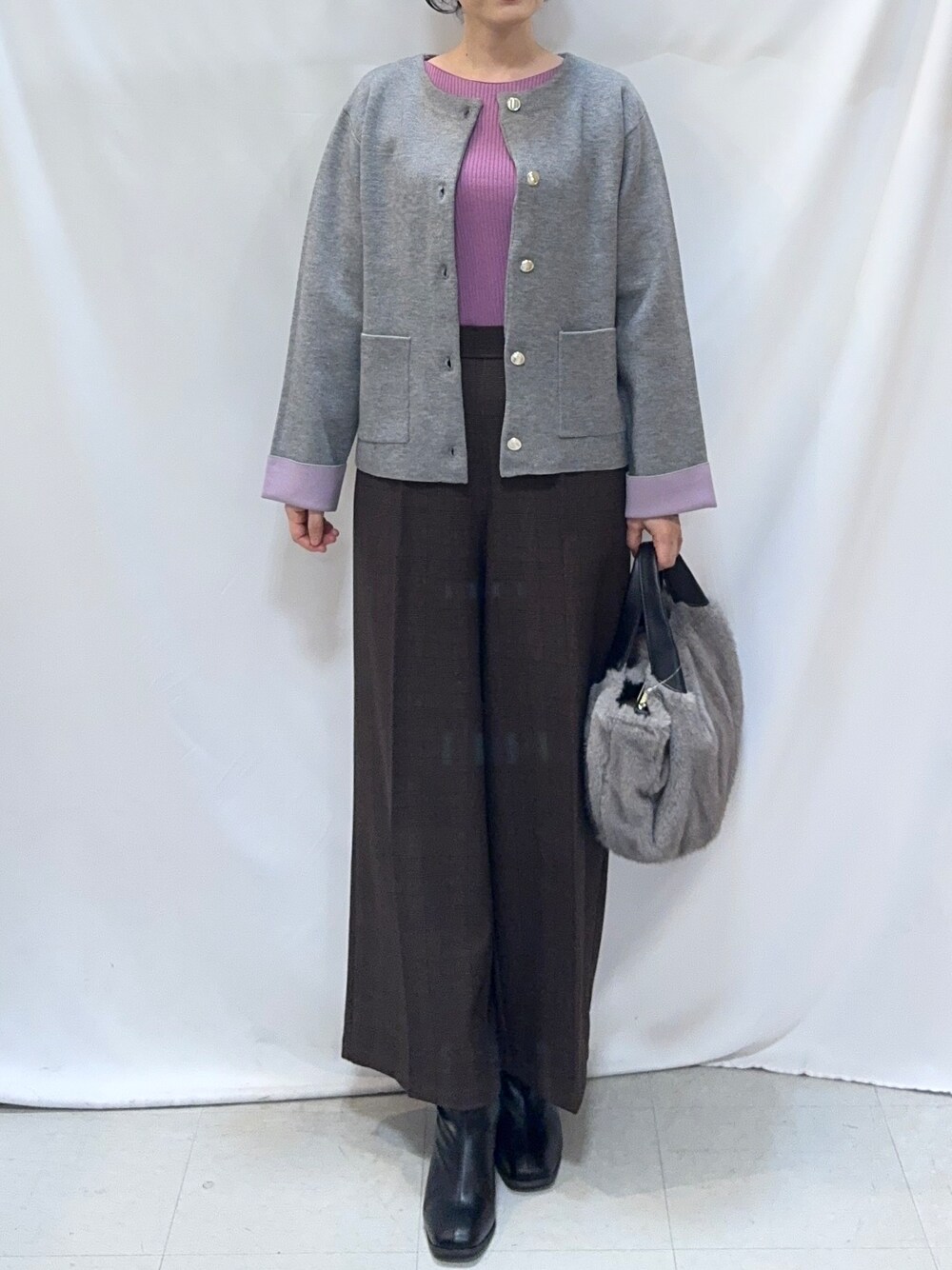 グレー系のカーディガン/ボレロ、ピンク系のニット/セーター、ブラウン系のその他パンツを着用したレディースの秋コーディネートの7枚目の写真