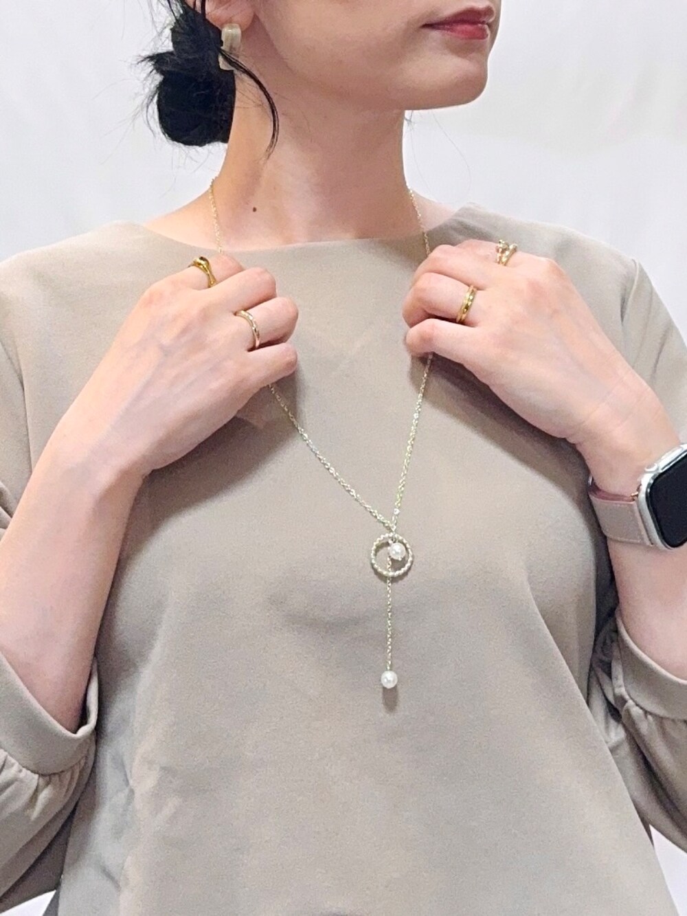 ブルー系のその他パンツ、ブラック系のパンプス、ブラック系のトートバッグを着用したレディースの秋コーディネートの8枚目の写真