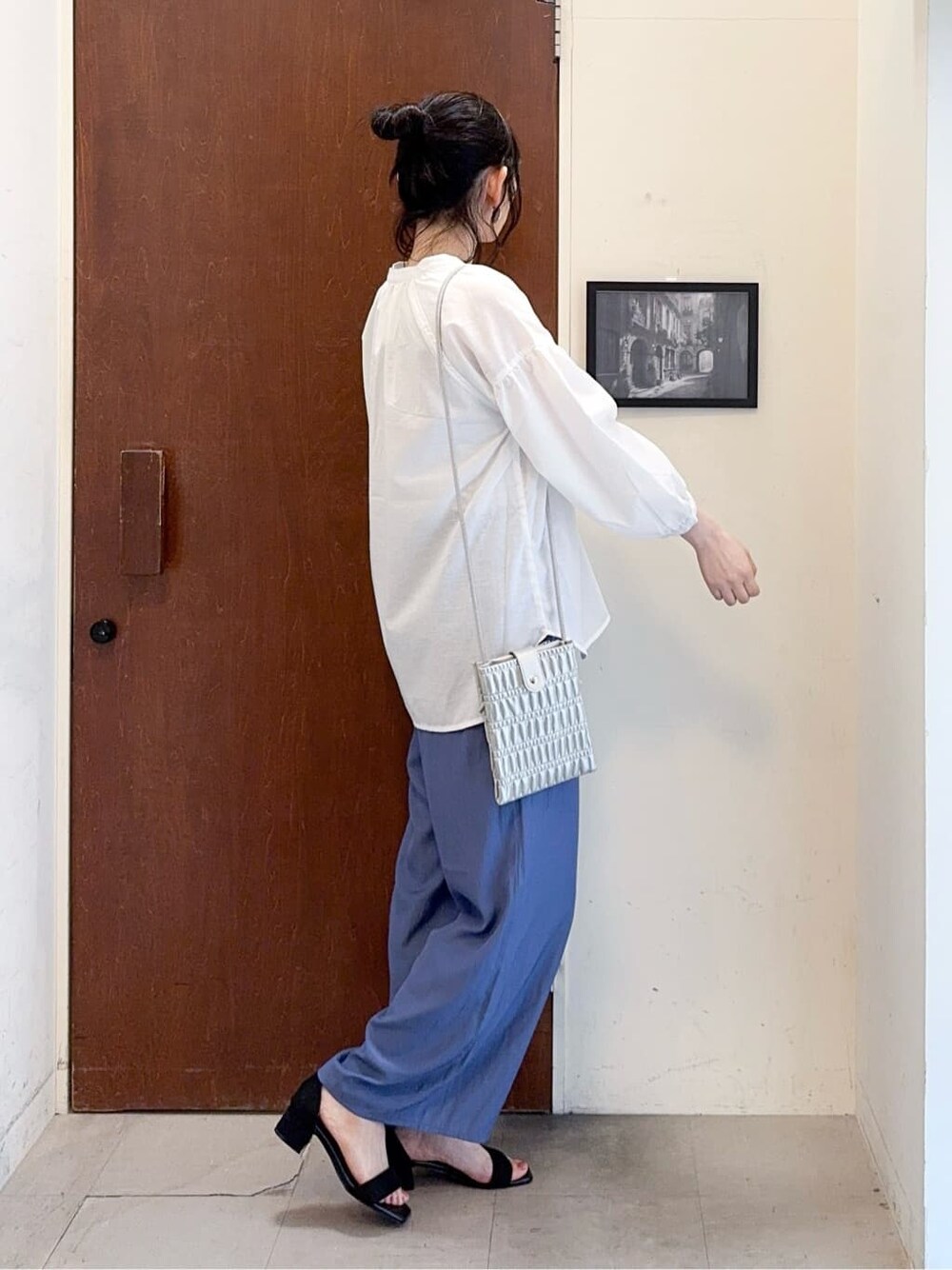 ホワイト系のシャツ/ブラウス、ベージュ系のタンクトップ、ブルー系のその他パンツを着用したレディースの春コーディネートの3枚目の写真