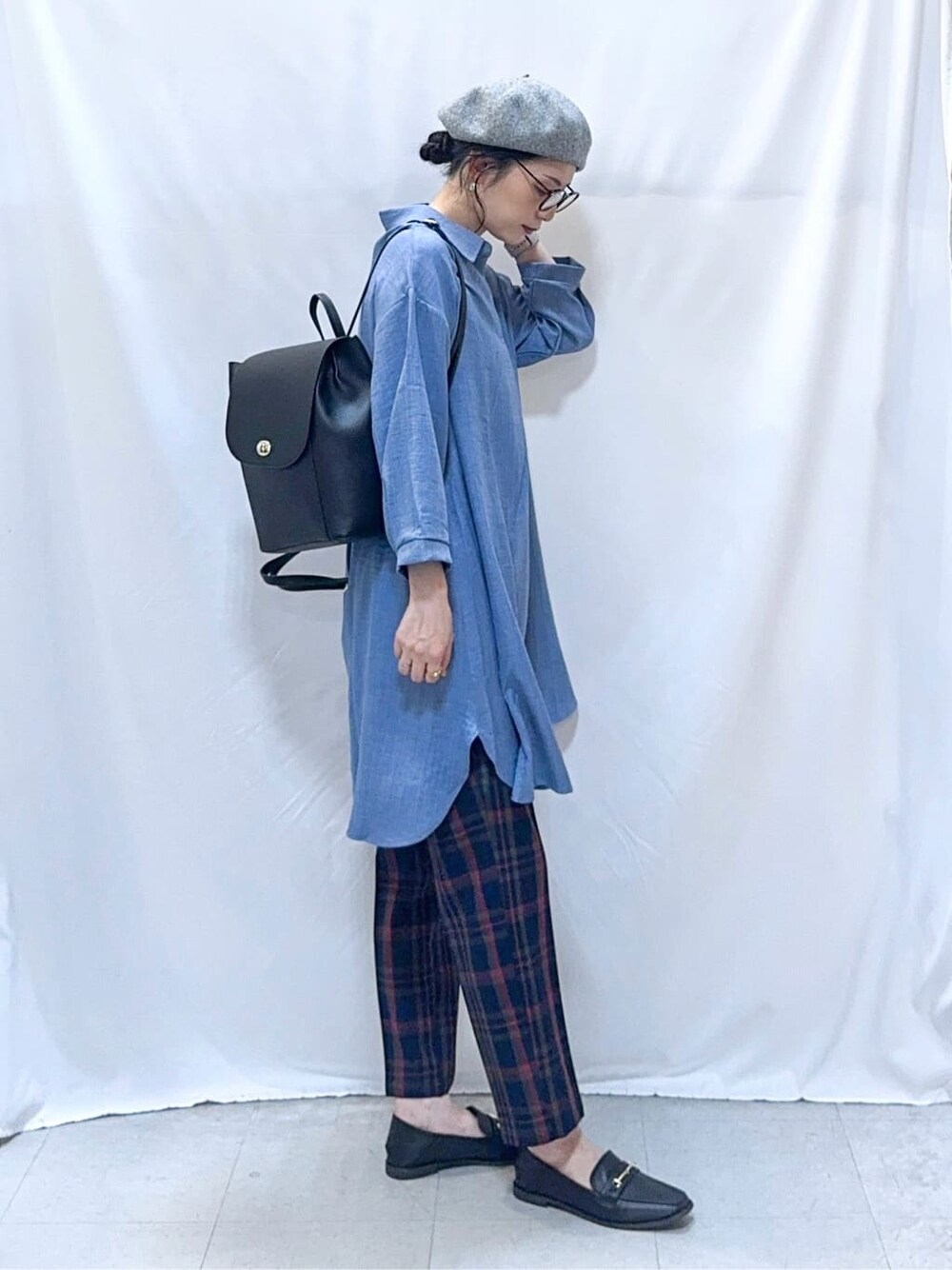 ブルー系のチュニック、ブルー系のその他パンツ、ブラック系のその他シューズを着用したレディースの秋コーディネートの4枚目の写真