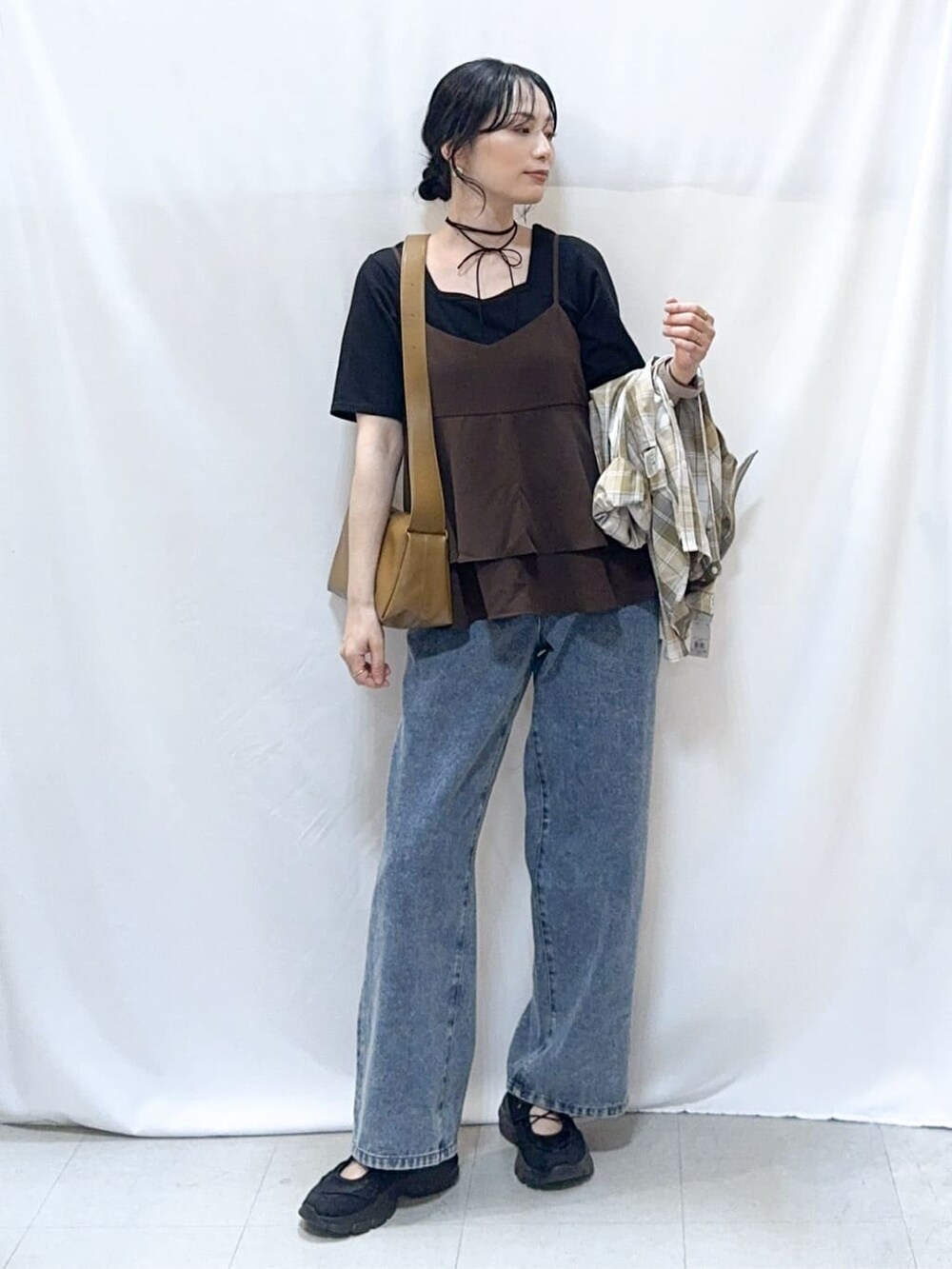 ベージュ系のシャツ/ブラウス、ブラウン系のタンクトップ、ブラック系のTシャツ/カットソーを着用したレディースの秋コーディネートの5枚目の写真