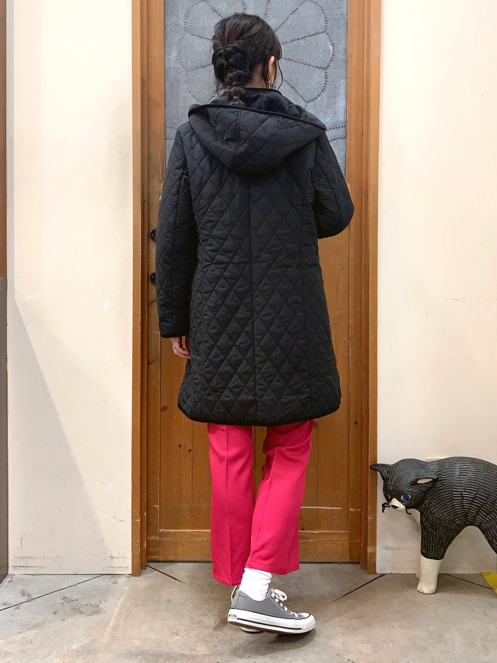 グレー系のニット/セーター、ブラック系のその他アウター、ピンク系のその他パンツを着用したレディースの冬コーディネートの3枚目の写真