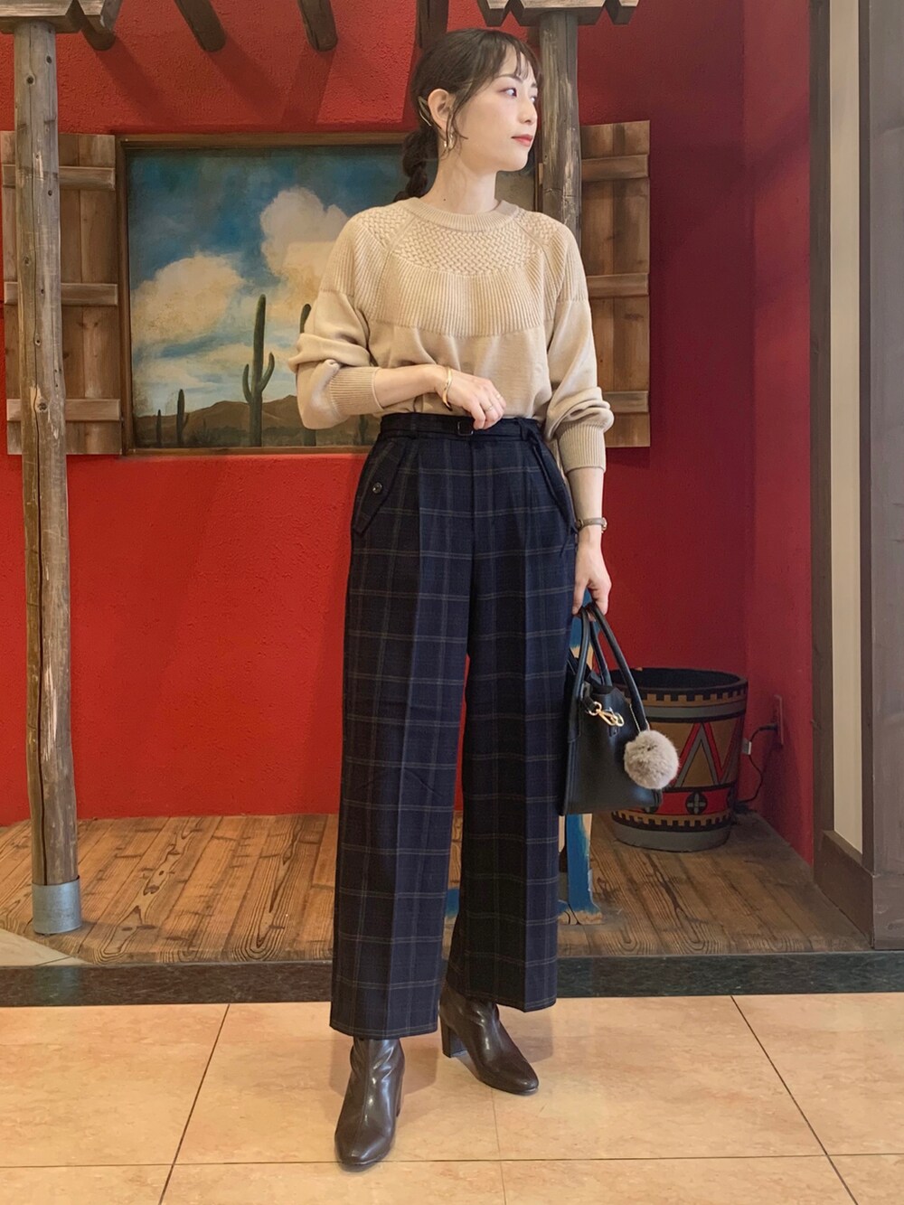 グレー系のノーカラーコート、ブルー系のその他パンツ、ブラウン系のブーツを着用したレディースの秋コーディネートの2枚目の写真