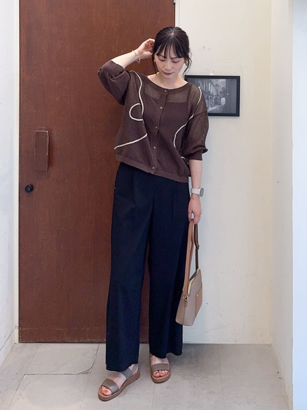 ブラウン系のカーディガン/ボレロ、ブラック系のその他パンツ、ベージュ系のサンダルを着用したレディースの夏コーディネートの2枚目の写真