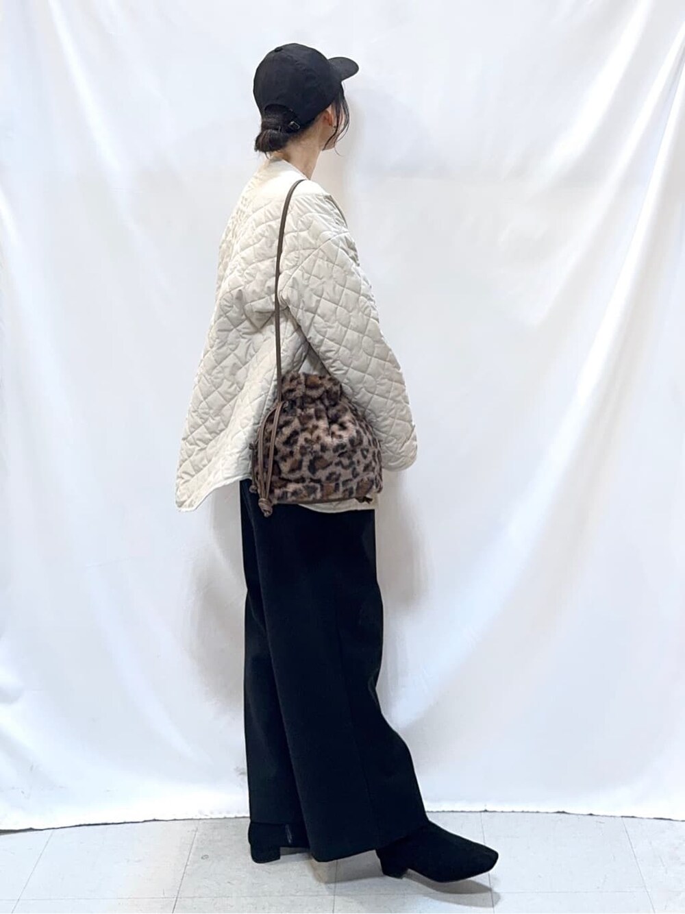 ベージュ系のノーカラージャケット、ベージュ系のニット/セーター、ブラック系のその他パンツを着用したレディースの冬コーディネートの4枚目の写真