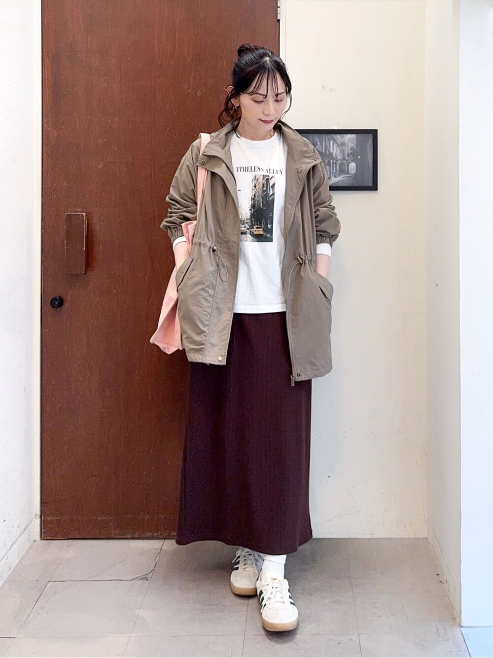 グリーン系のその他アウター、ホワイト系のTシャツ/カットソー、ブラウン系のスカートを着用したレディースの春コーディネートの2枚目の写真