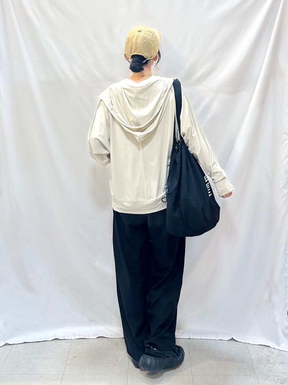 ベージュ系のカーディガン/ボレロ、ホワイト系のTシャツ/カットソー、ブラック系のその他パンツを着用したレディースの夏コーディネートの3枚目の写真