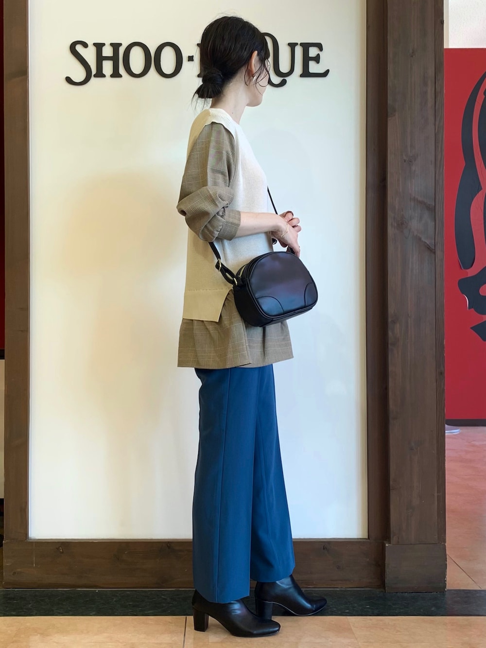 ベージュ系のTシャツ/カットソー、ブルー系のその他パンツ、ブラック系のショルダーバッグを着用したレディースの秋コーディネートの2枚目の写真