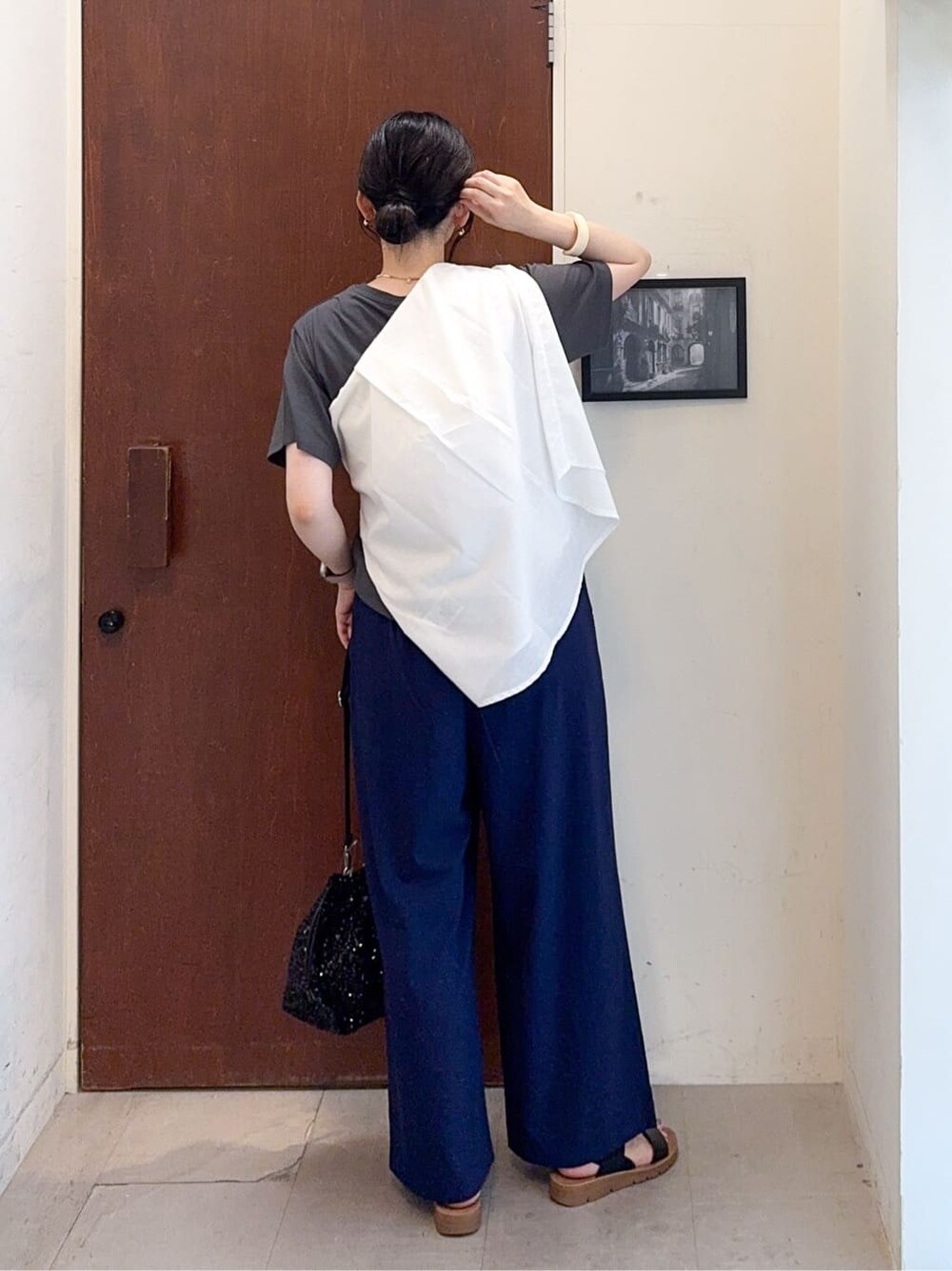 ホワイト系のシャツ/ブラウス、グレー系のTシャツ/カットソー、ブルー系のその他パンツを着用したレディースの夏コーディネートの5枚目の写真