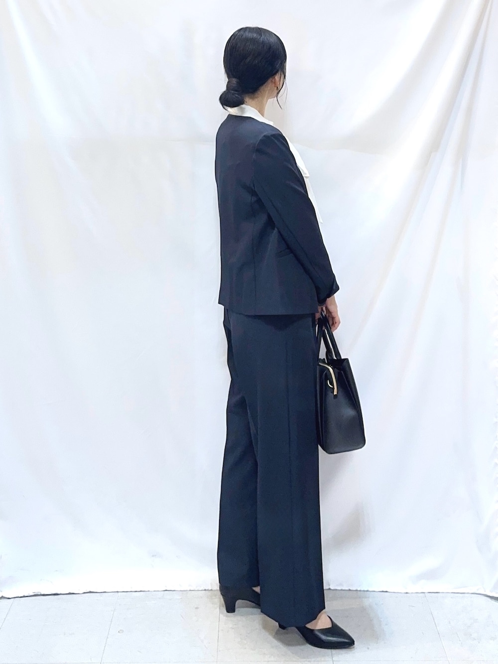 ブルー系のノーカラージャケット、ホワイト系のシャツ/ブラウス、ブルー系のその他パンツを着用したレディースの春コーディネートの3枚目の写真