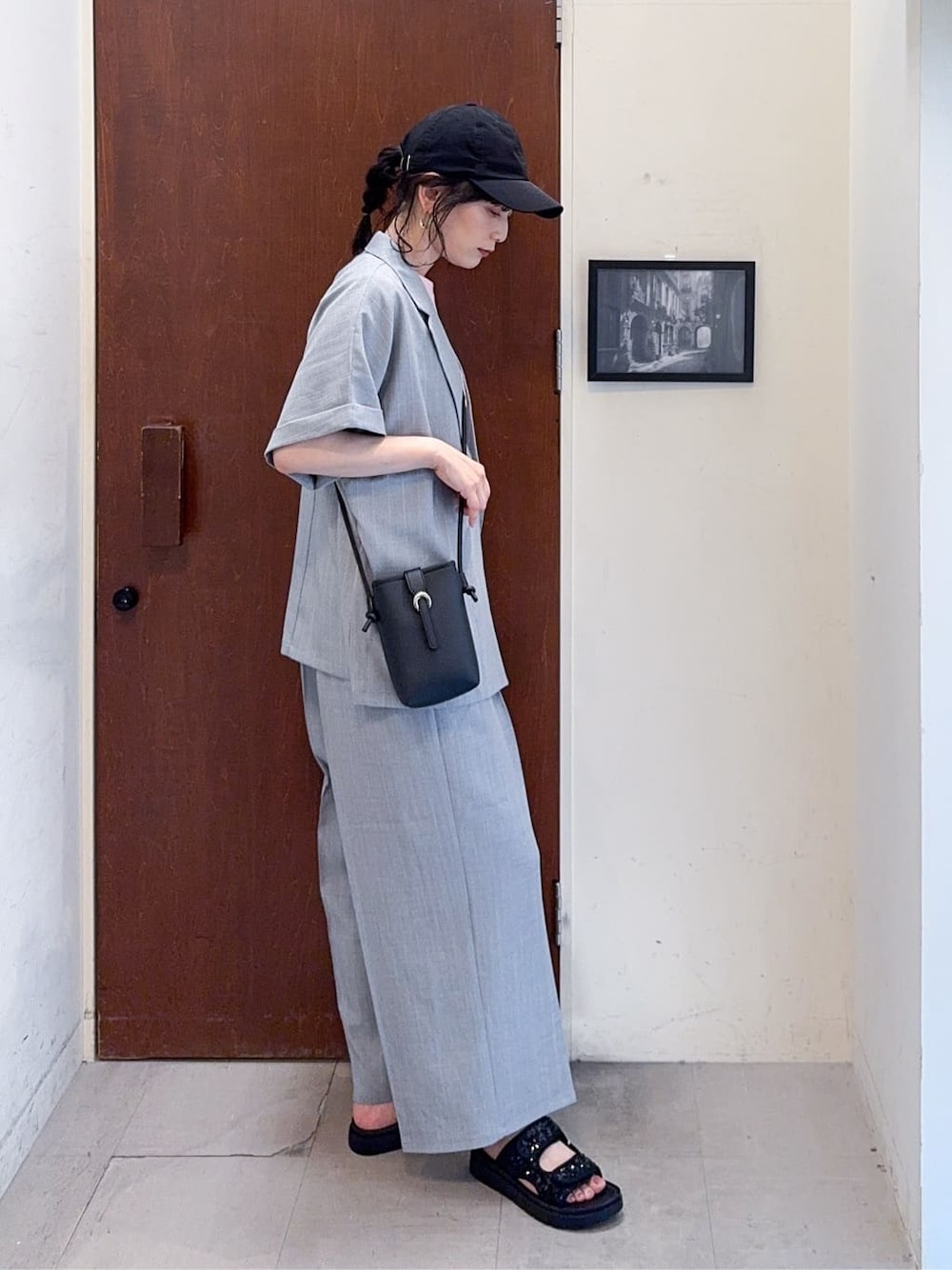 グレー系のテーラードジャケット、ピンク系のTシャツ/カットソー、グレー系のその他パンツを着用したレディースの春コーディネートの3枚目の写真
