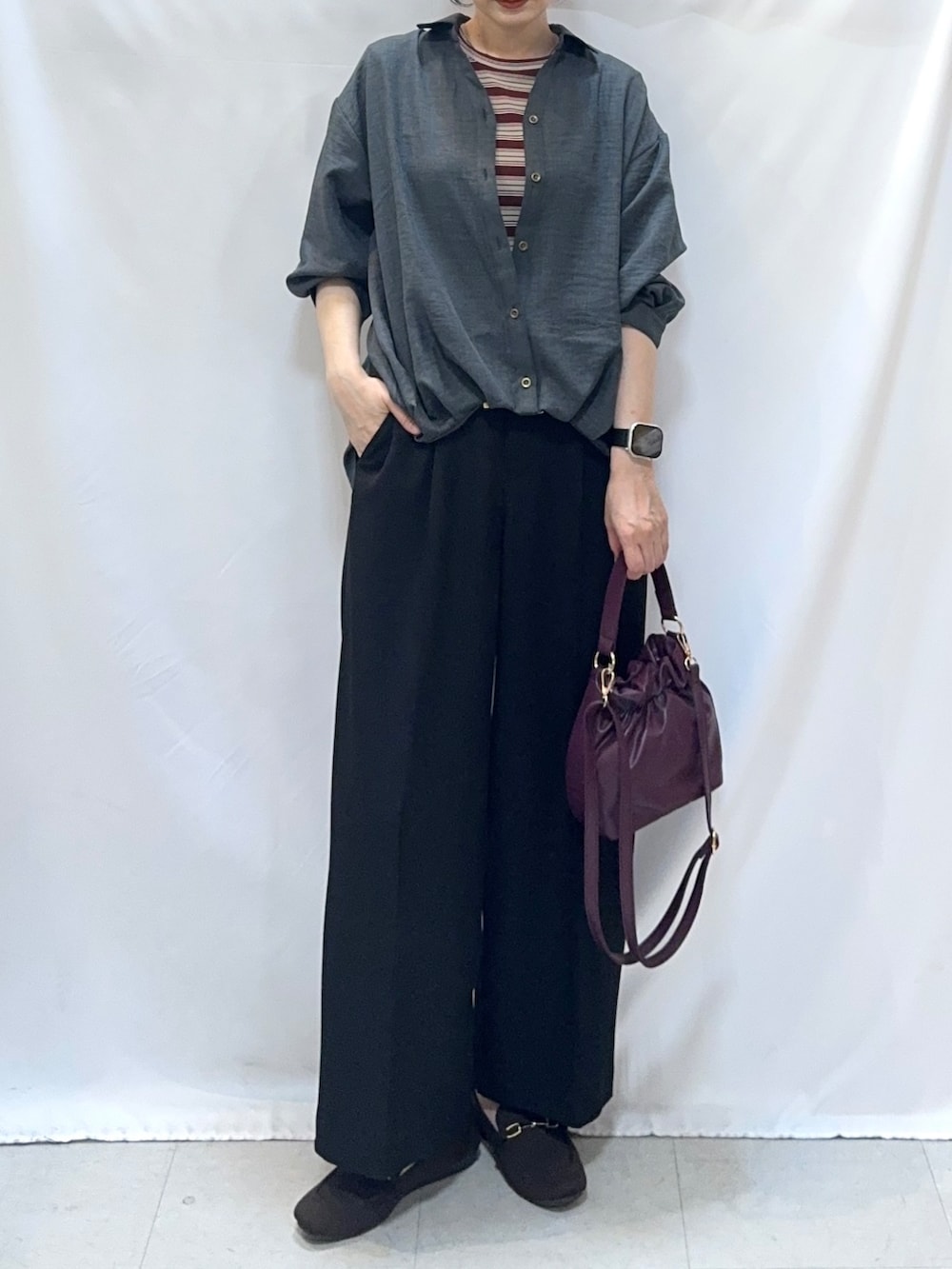 グレー系のシャツ/ブラウス、ブラック系のその他パンツ、ブラウン系のその他シューズを着用したレディースの秋コーディネートの6枚目の写真