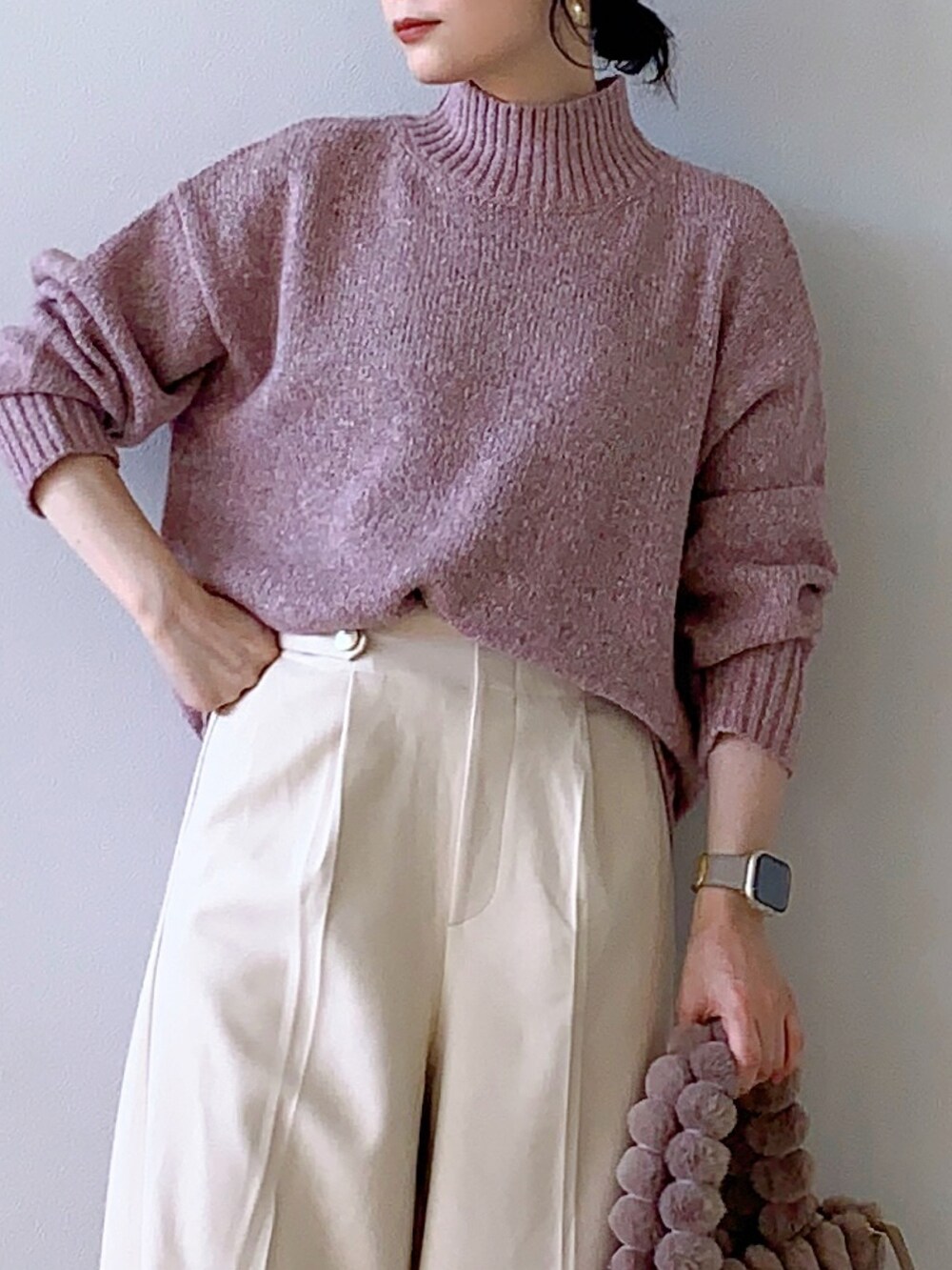 ピンク系のニット/セーター、ベージュ系のその他パンツ、ベージュ系のブーツを着用したレディースの秋コーディネートの4枚目の写真