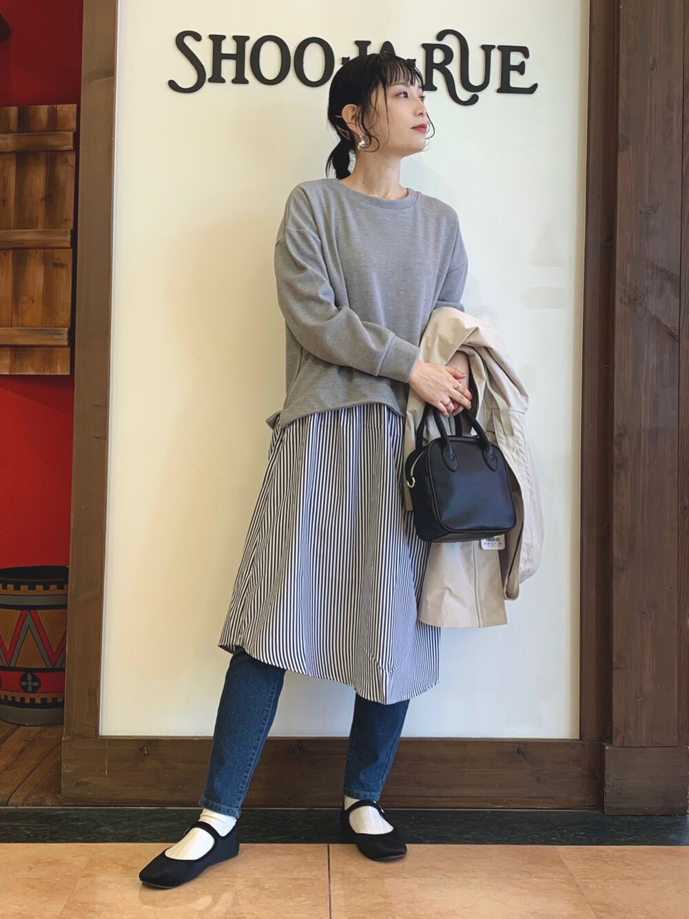 グレー系のワンピース、ホワイト系のモッズコート、ブラック系のショルダーバッグを着用したレディースの冬コーディネートの2枚目の写真