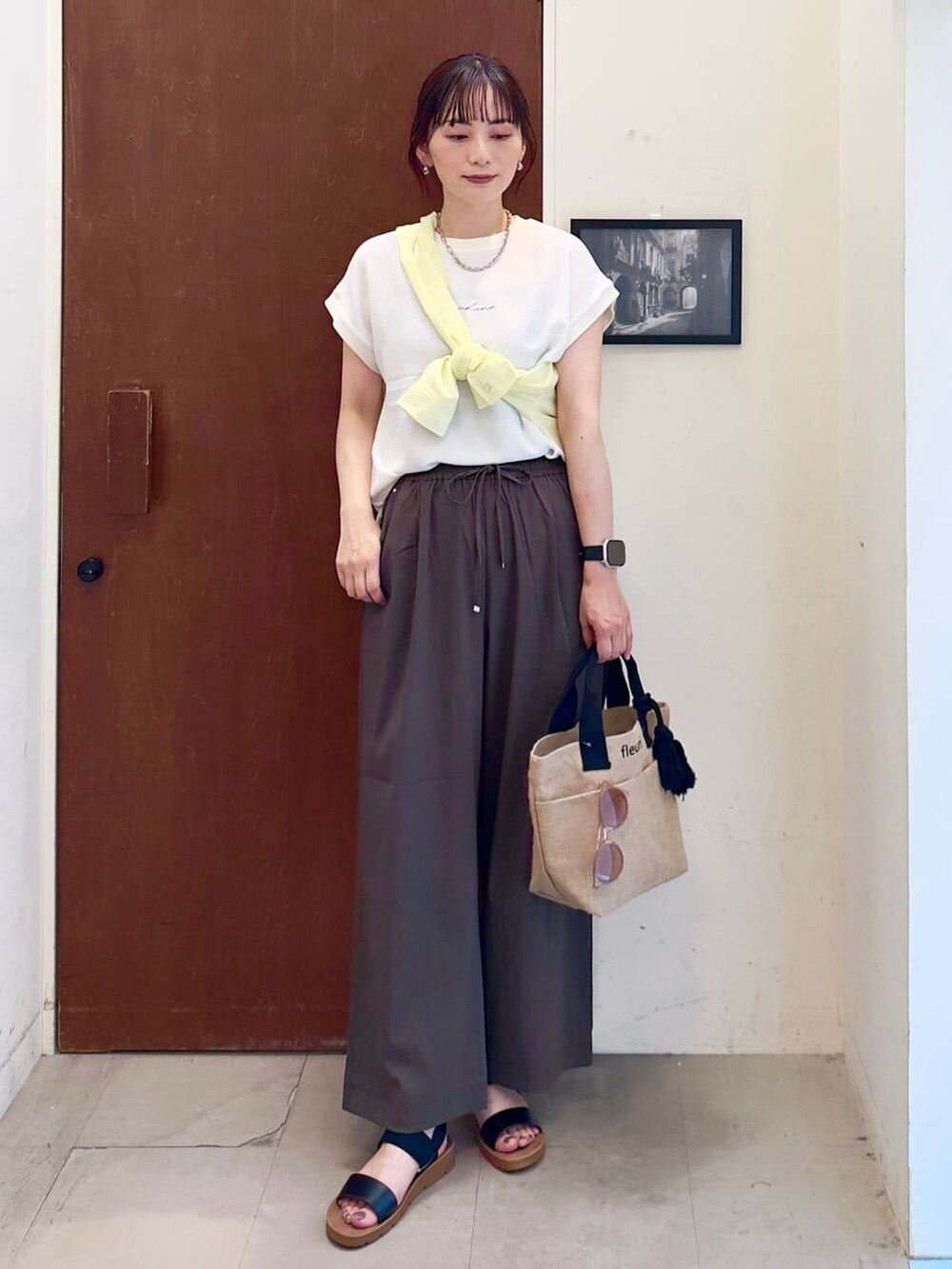 イエロー系のシャツ/ブラウス、ホワイト系のシャツ/ブラウス、ブラウン系のその他パンツを着用したレディースの夏コーディネートの2枚目の写真