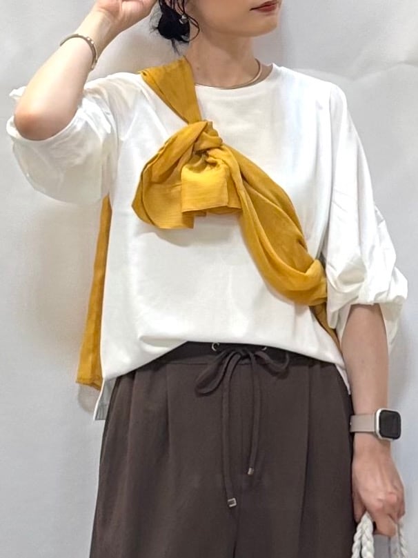 イエロー系のシャツ/ブラウス、ホワイト系のTシャツ/カットソー、ブラウン系のその他パンツを着用したレディースの夏コーディネートの7枚目の写真