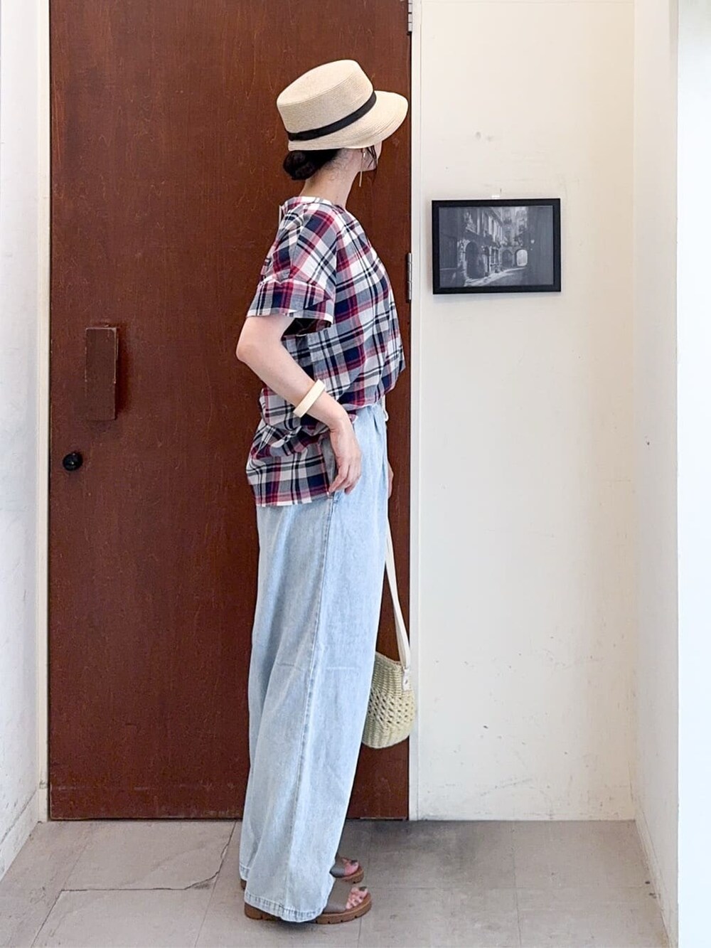 レッド系のシャツ/ブラウス、ブルー系のその他パンツ、ベージュ系のサンダルを着用したレディースの夏コーディネートの3枚目の写真