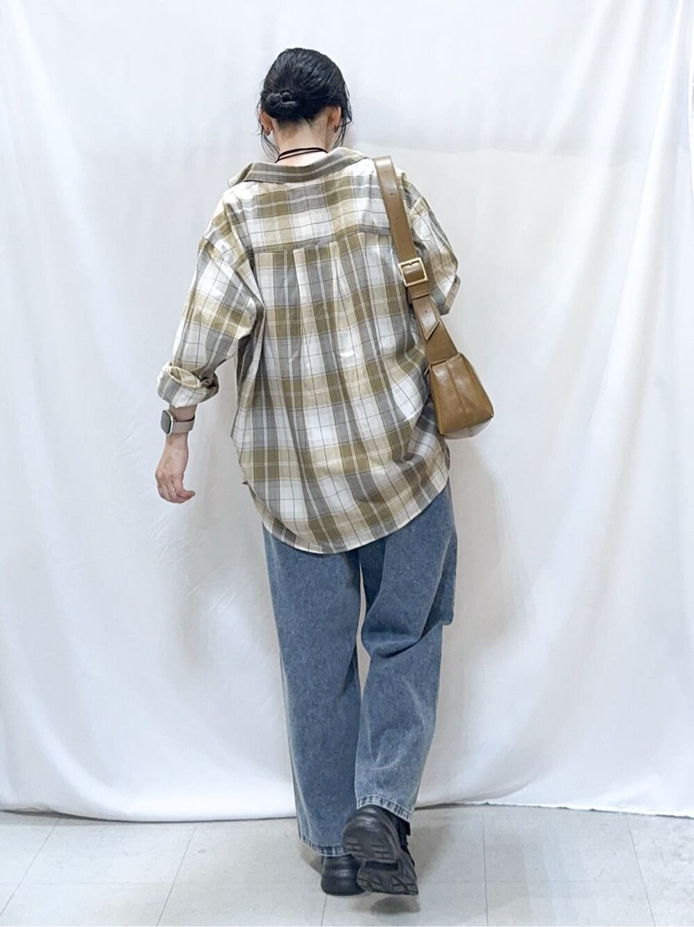 ベージュ系のシャツ/ブラウス、ブラウン系のタンクトップ、ブラック系のTシャツ/カットソーを着用したレディースの秋コーディネートの4枚目の写真