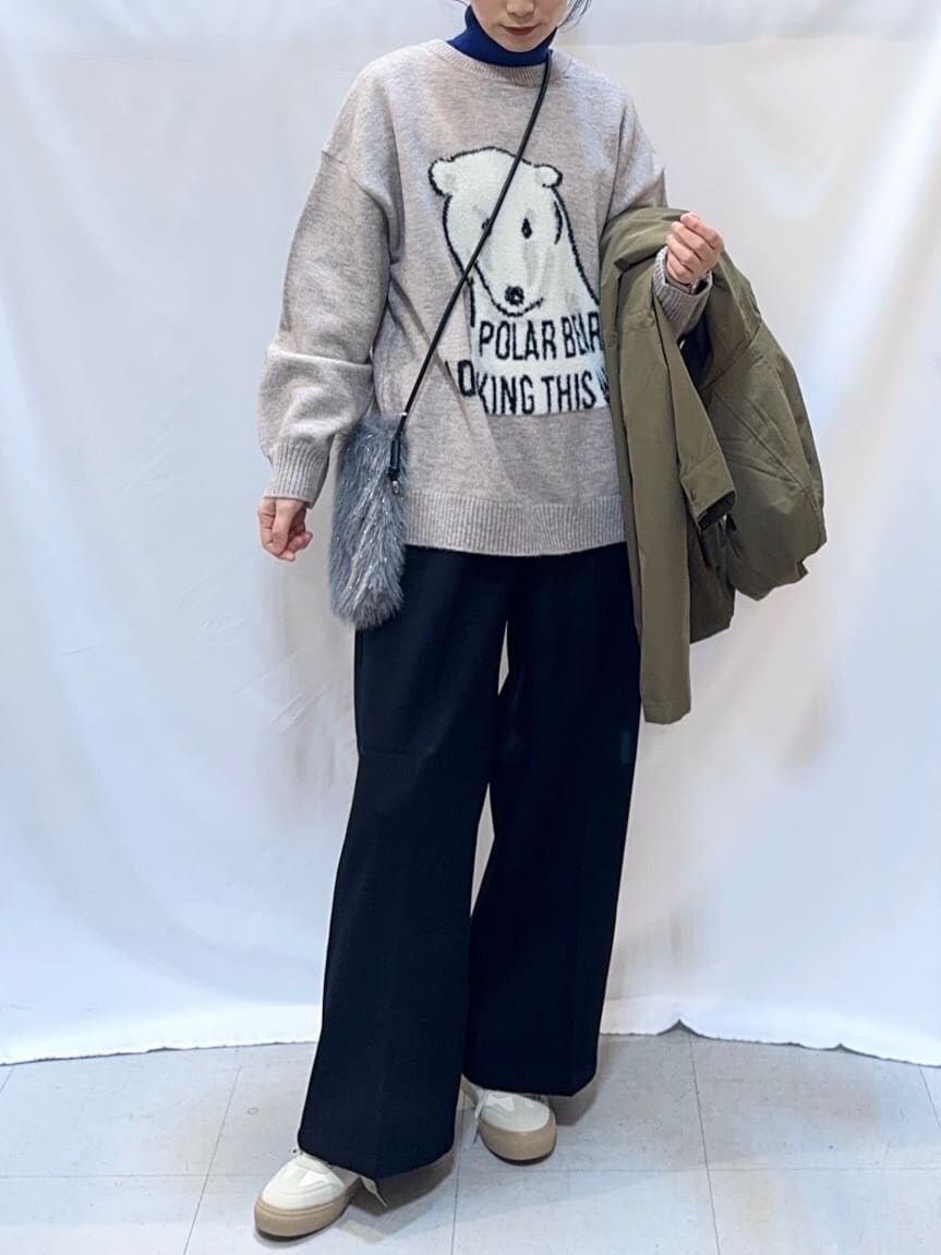 グリーン系のミリタリージャケット、グレー系のニット/セーター、ブルー系のニット/セーターを着用したレディースの冬コーディネートの8枚目の写真