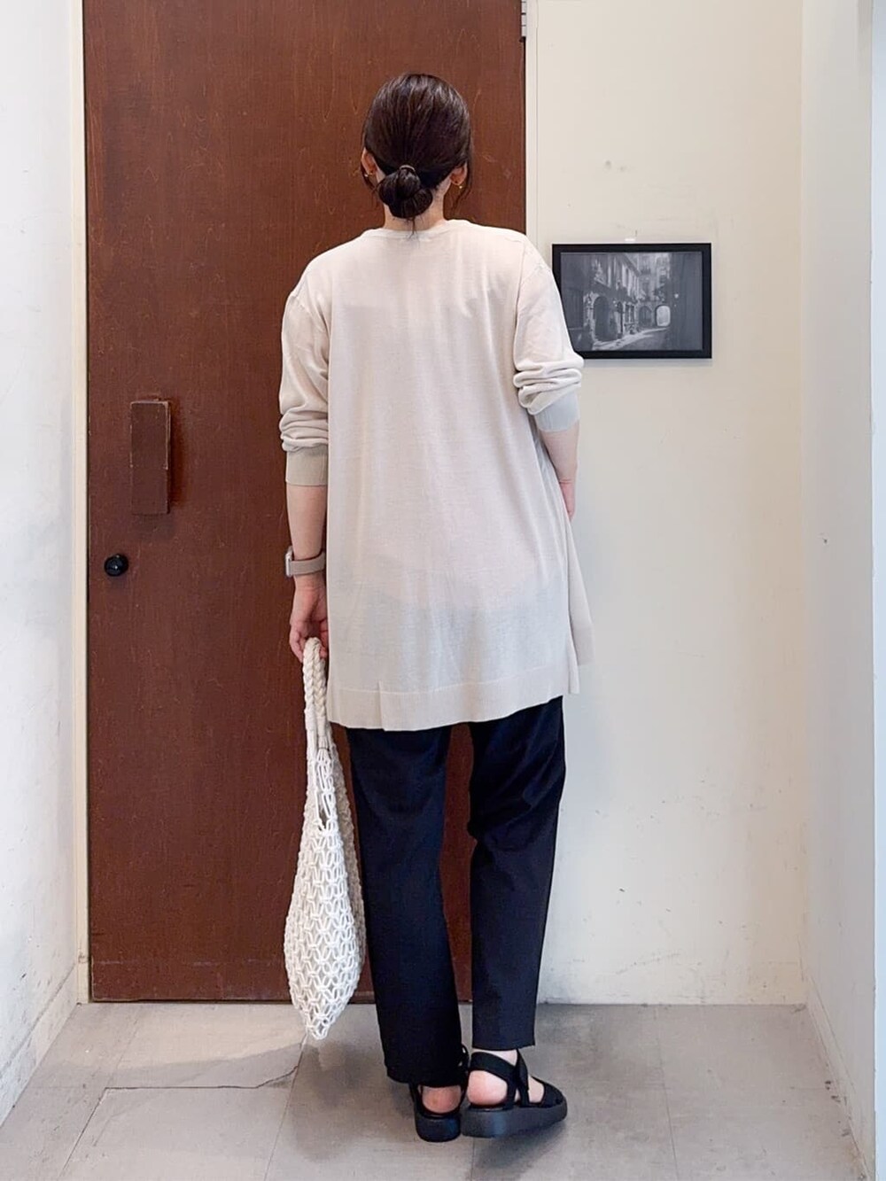 ベージュ系のカーディガン/ボレロ、オレンジ系のシャツ/ブラウス、ブラック系のその他パンツを着用したレディースの夏コーディネートの5枚目の写真