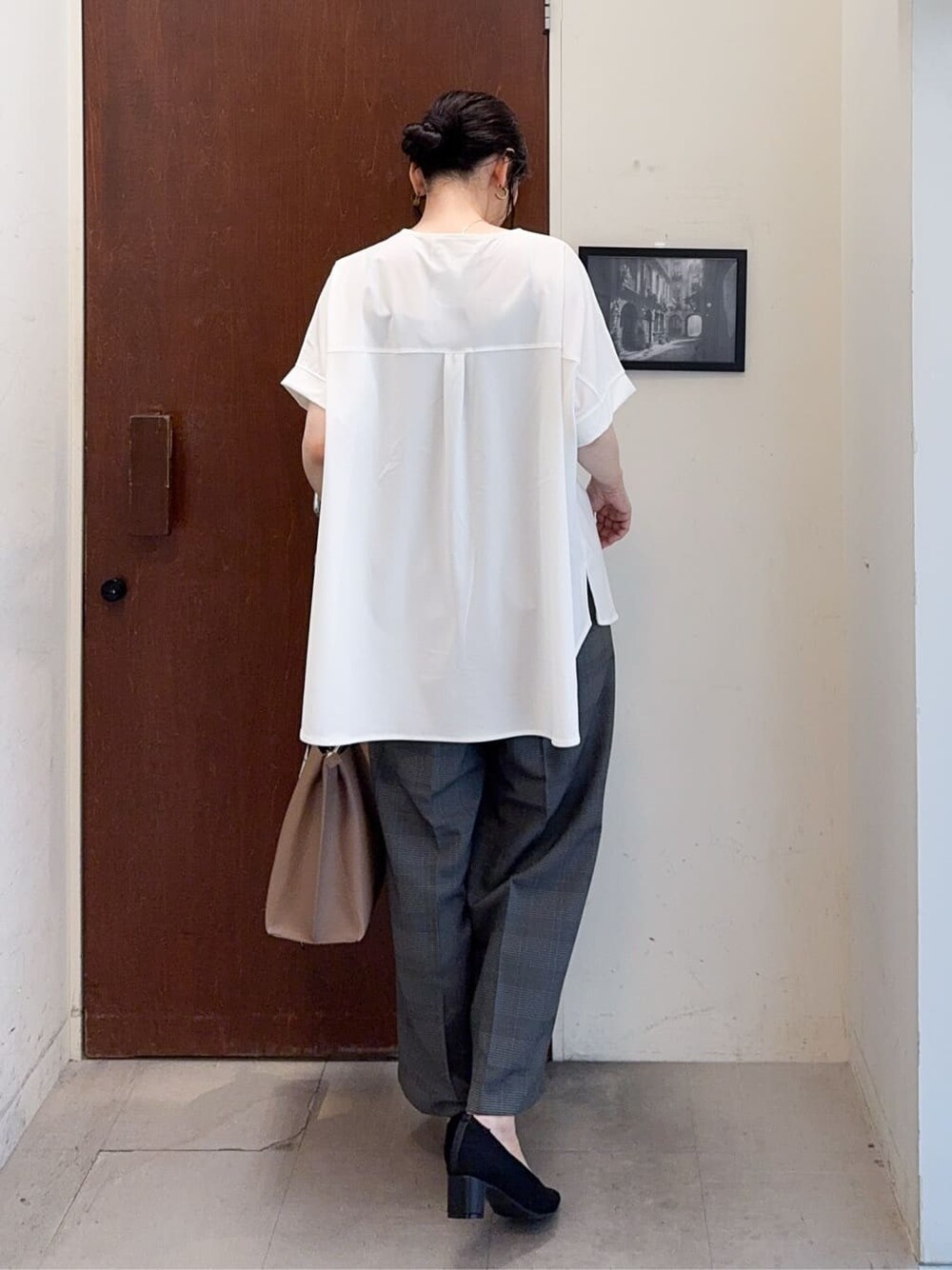 ホワイト系のTシャツ/カットソー、グレー系のその他パンツ、ブラック系のパンプスを着用したレディースの夏コーディネートの5枚目の写真