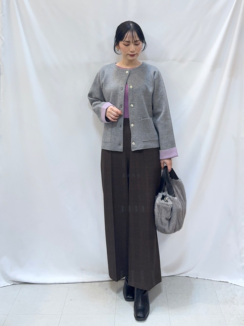 グレー系のカーディガン/ボレロ、ピンク系のニット/セーター、ブラウン系のその他パンツを着用したレディースの秋コーディネートの4枚目の写真