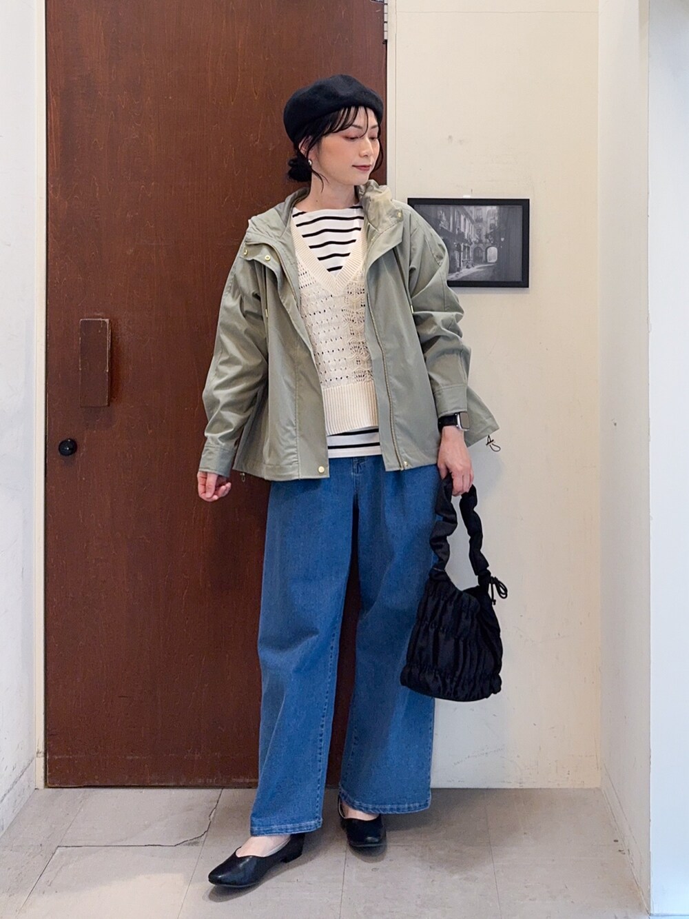 グリーン系のブルゾン、ホワイト系のベスト、ホワイト系のTシャツ/カットソーを着用したレディースの春コーディネートの2枚目の写真