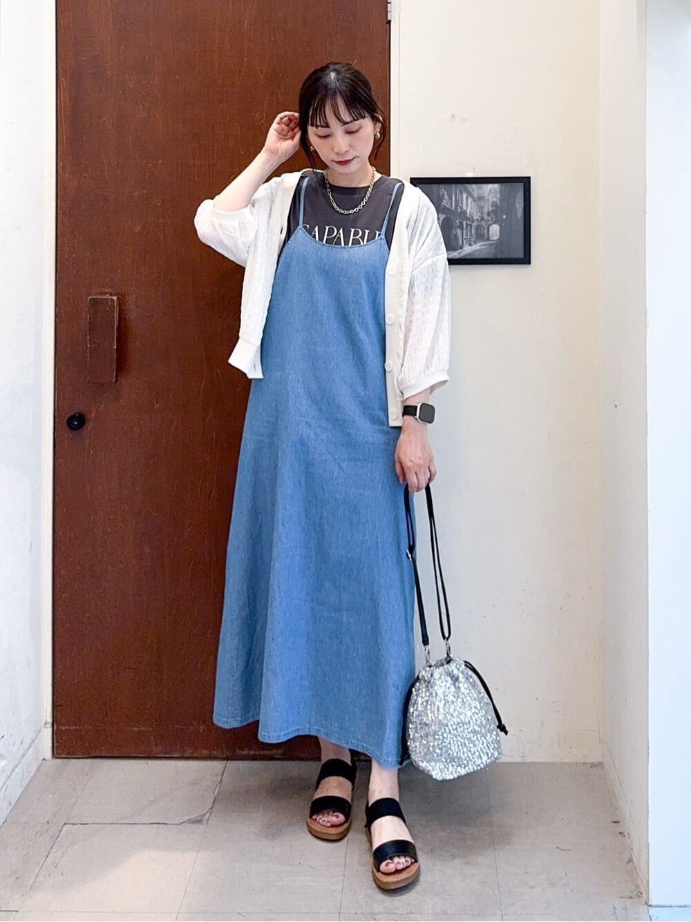 ホワイト系のカーディガン/ボレロ、ブルー系のワンピース、グレー系のTシャツ/カットソーを着用したレディースの夏コーディネートの2枚目の写真