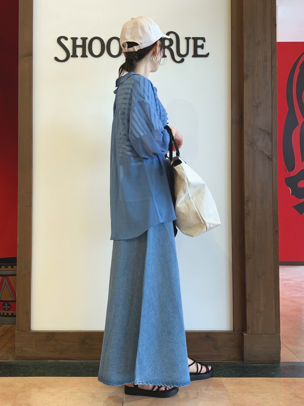 ブルー系のTシャツ/カットソー、ブルー系のシャツ/ブラウス、ベージュ系のトートバッグを着用したレディースの夏コーディネートの2枚目の写真