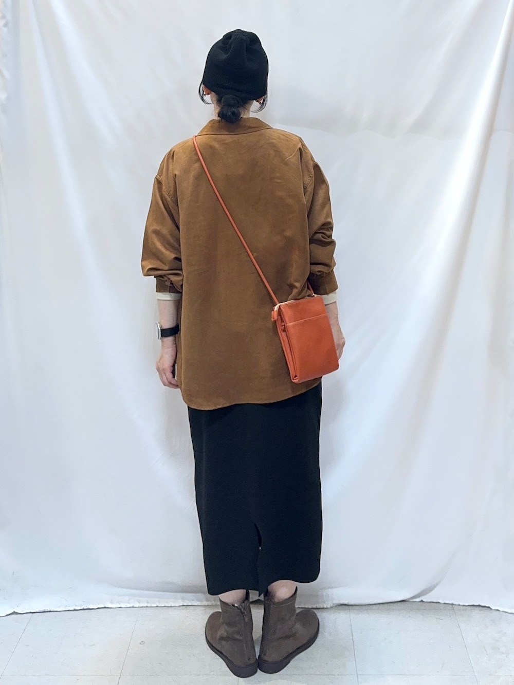 イエロー系のシャツ/ブラウス、ベージュ系のTシャツ/カットソー、ブラック系のスカートを着用したレディースの秋コーディネートの3枚目の写真