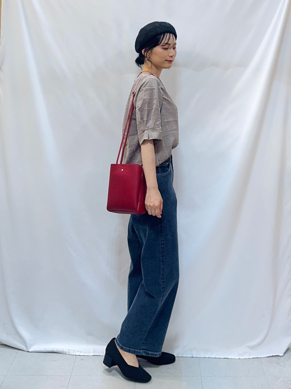 ベージュ系のシャツ/ブラウス、ブルー系のデニムパンツ、ブラック系のパンプスを着用したレディースの秋コーディネートの3枚目の写真