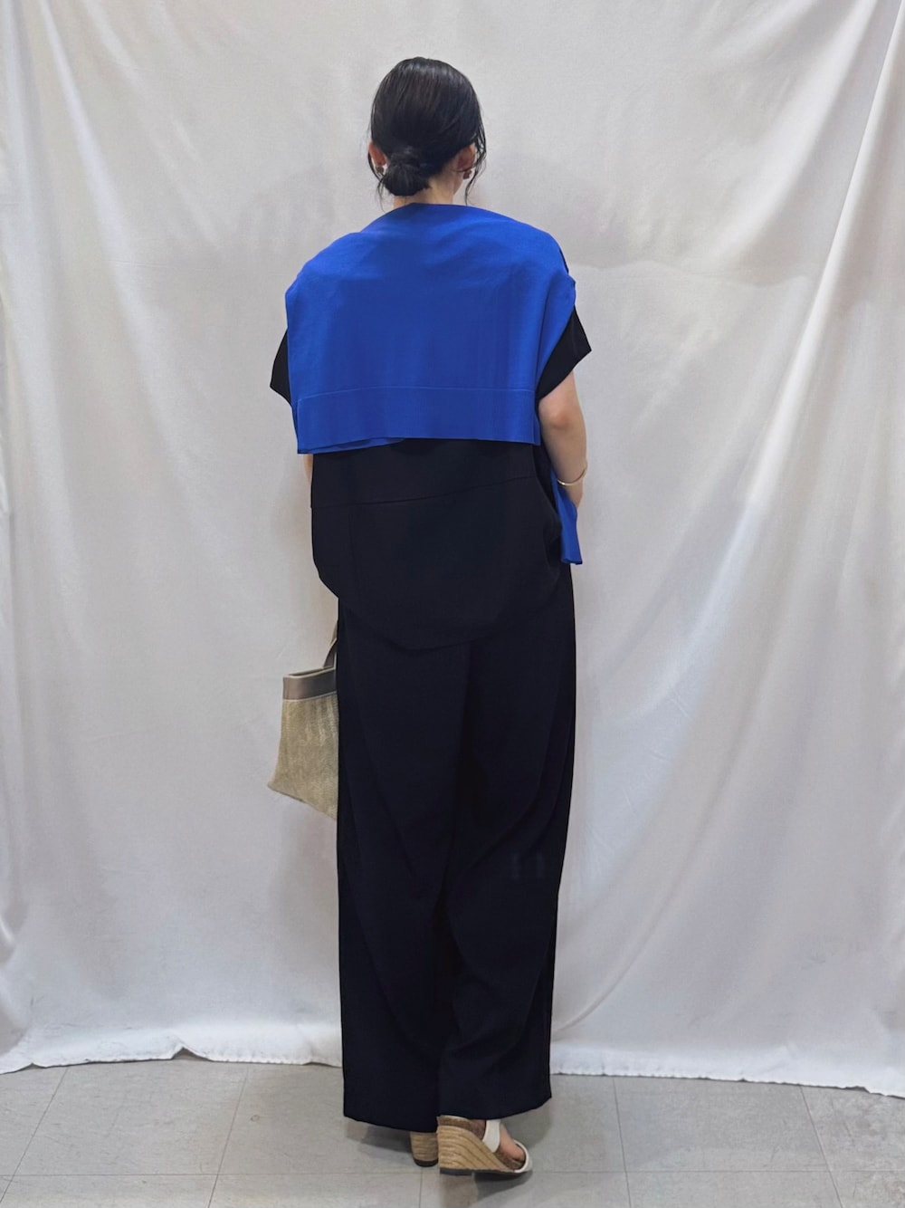 ブルー系のカーディガン/ボレロ、ブラック系のTシャツ/カットソー、ブラック系のその他パンツを着用したレディースの夏コーディネートの7枚目の写真