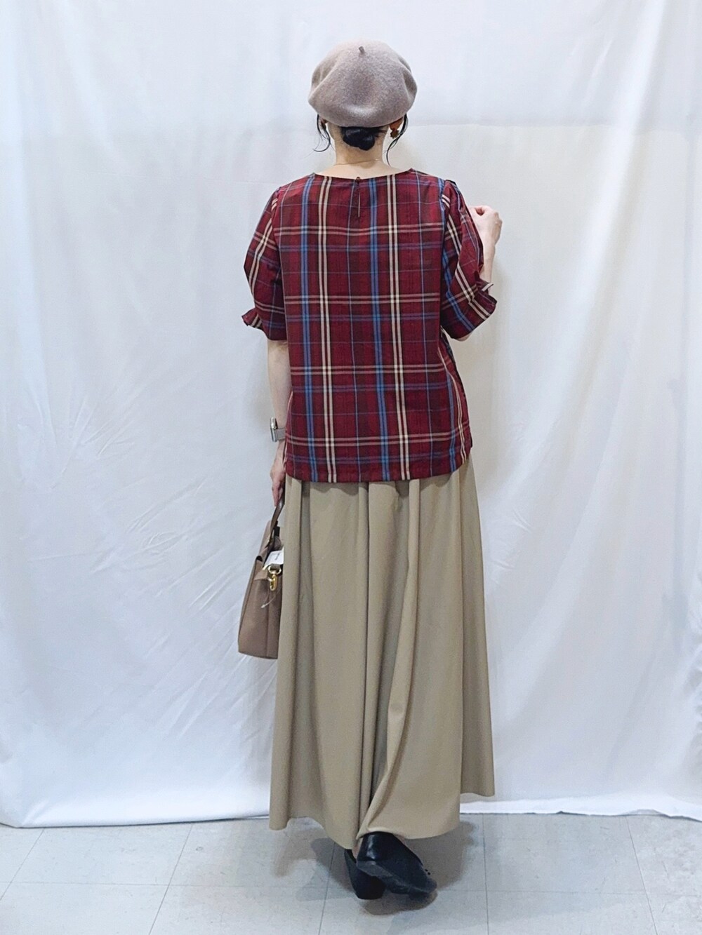 レッド系のシャツ/ブラウス、ベージュ系のスカート、ブラック系のその他シューズを着用したレディースの秋コーディネートの3枚目の写真