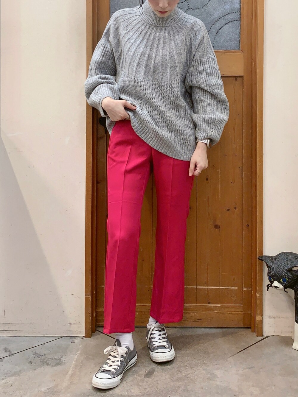 グレー系のニット/セーター、ブラック系のその他アウター、ピンク系のその他パンツを着用したレディースの冬コーディネートの4枚目の写真