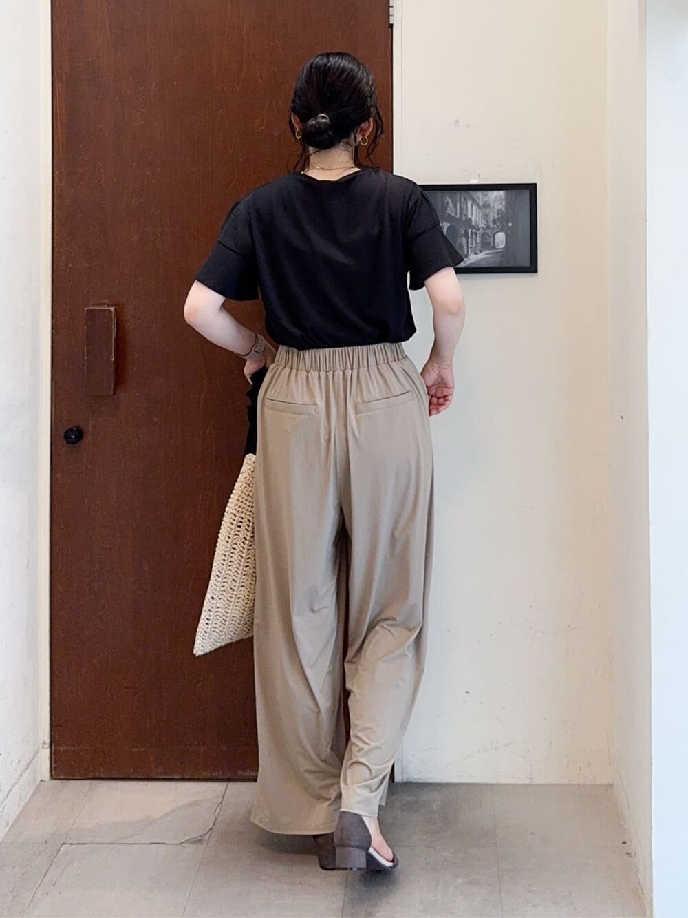 ブラック系のTシャツ/カットソー、ベージュ系のその他パンツ、ベージュ系のサンダルを着用したレディースの夏コーディネートの5枚目の写真