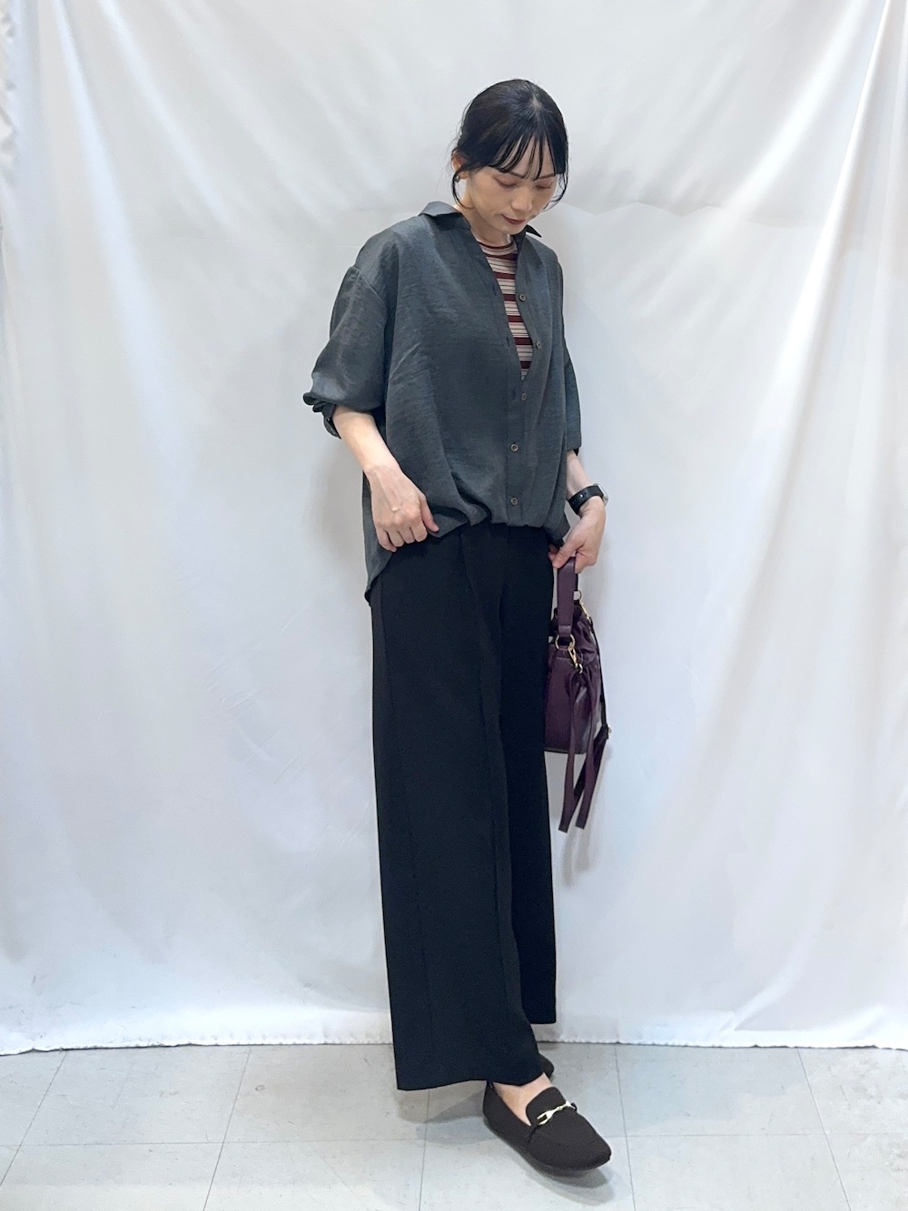 グレー系のシャツ/ブラウス、ブラック系のその他パンツ、ブラウン系のその他シューズを着用したレディースの秋コーディネートの4枚目の写真