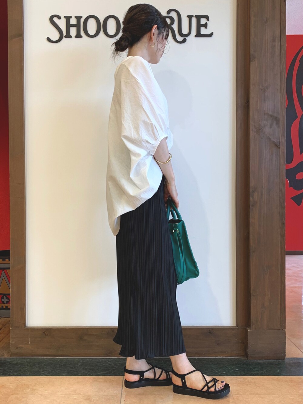 ホワイト系のシャツ/ブラウス、ブラック系のスカート、ブラック系のサンダルを着用したレディースの夏コーディネートの2枚目の写真
