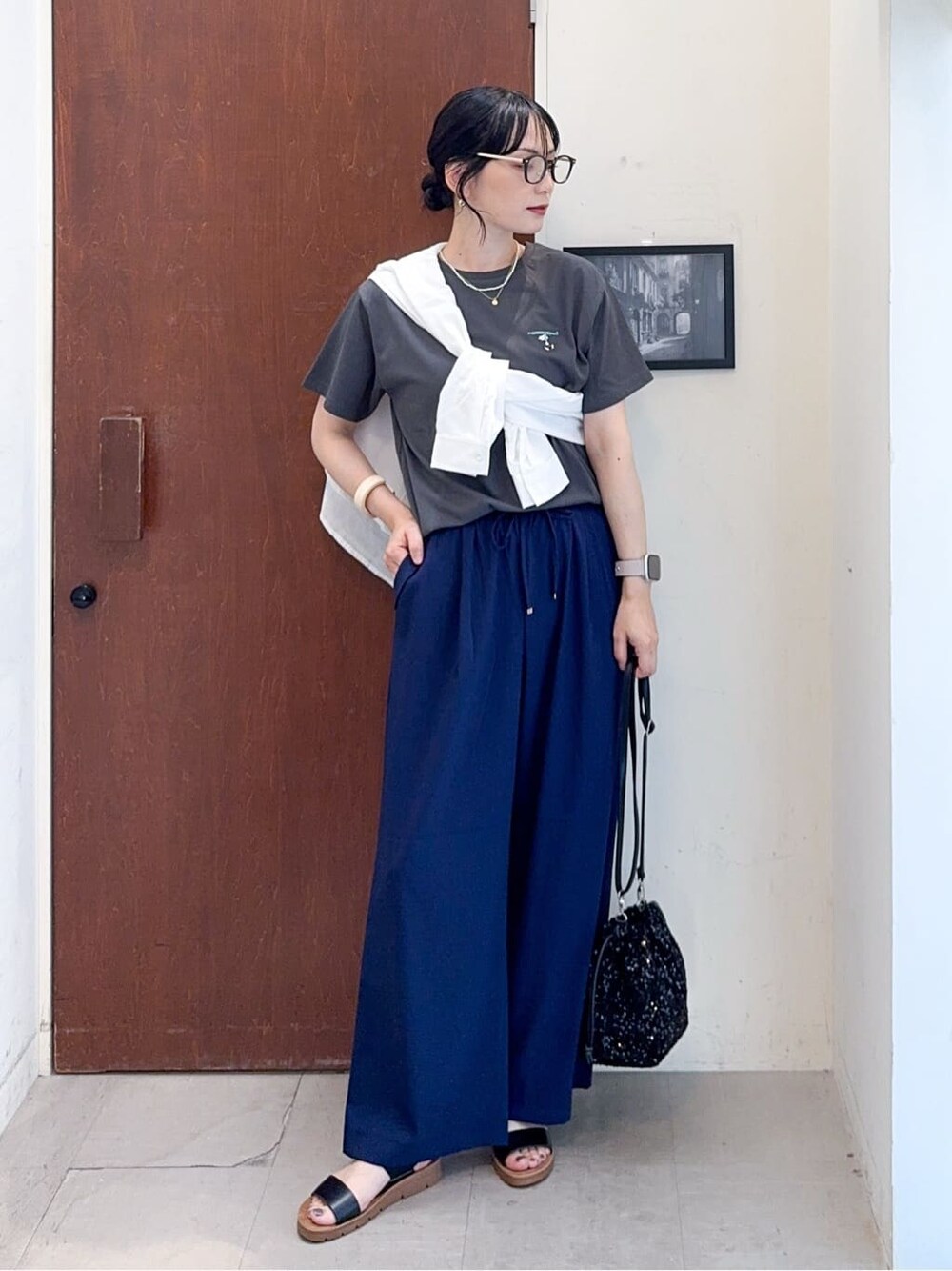 ホワイト系のシャツ/ブラウス、グレー系のTシャツ/カットソー、ブルー系のその他パンツを着用したレディースの夏コーディネートの3枚目の写真