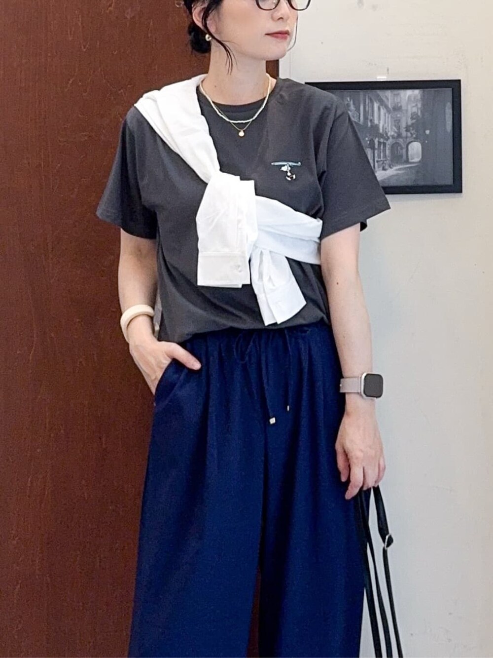 ホワイト系のシャツ/ブラウス、グレー系のTシャツ/カットソー、ブルー系のその他パンツを着用したレディースの夏コーディネートの6枚目の写真