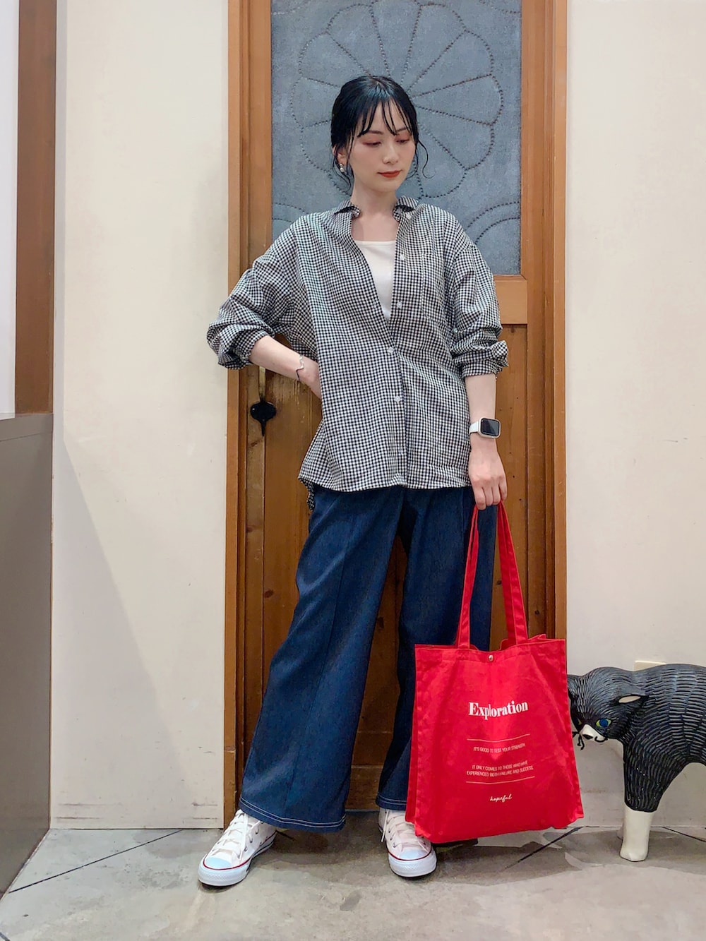 ブラック系のシャツ/ブラウス、ホワイト系のタンクトップ、ブルー系のその他パンツを着用したレディースの春コーディネートの3枚目の写真