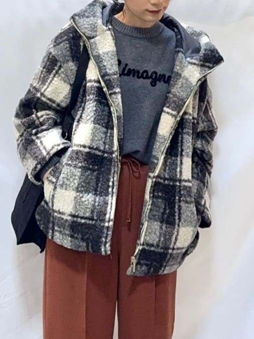 ブラック系のその他アウター、グレー系のニット/セーター、レッド系のその他パンツを着用したレディースの冬コーディネートの6枚目の写真