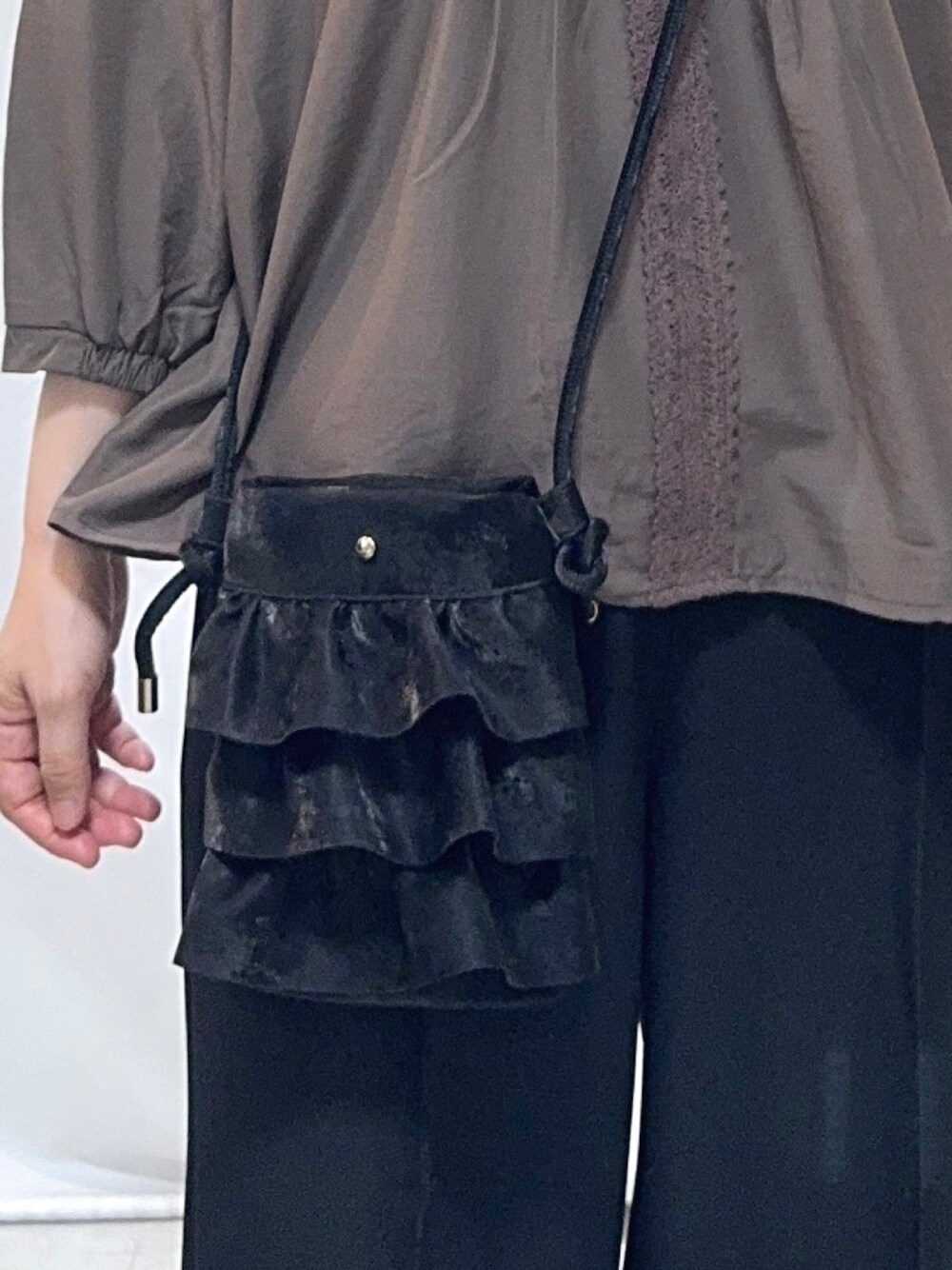 ブラウン系のシャツ/ブラウス、ブラック系のその他パンツ、ブラック系のブーツを着用したレディースの秋コーディネートの6枚目の写真